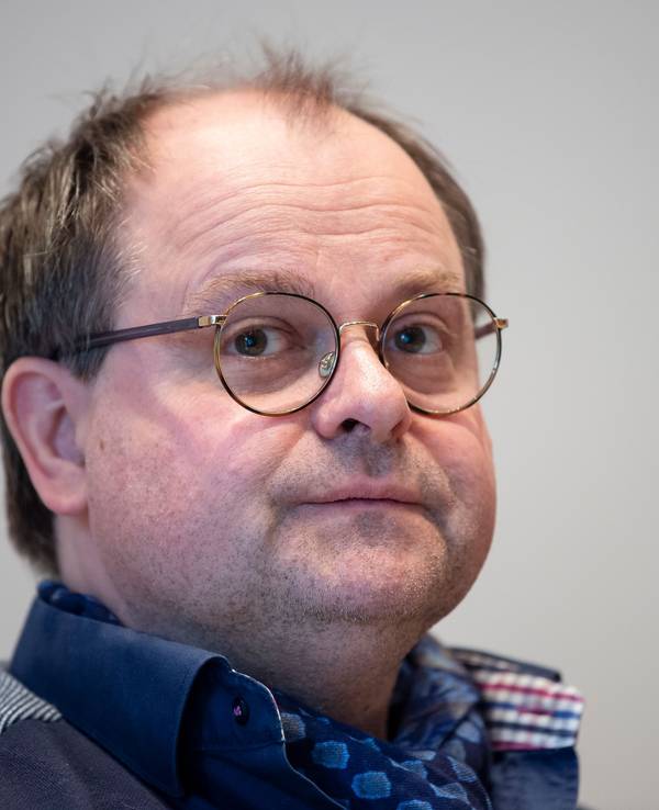 Markus Majowski blickt in die Kamera.
