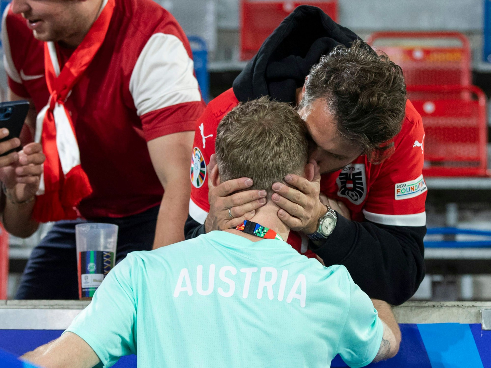 FC-Stürmer Mark Uth bedankte sich nach der Niederlage von Österreich am Montagabend (17. Juni 2024) bei Florian Kainz für dessen Trikot.