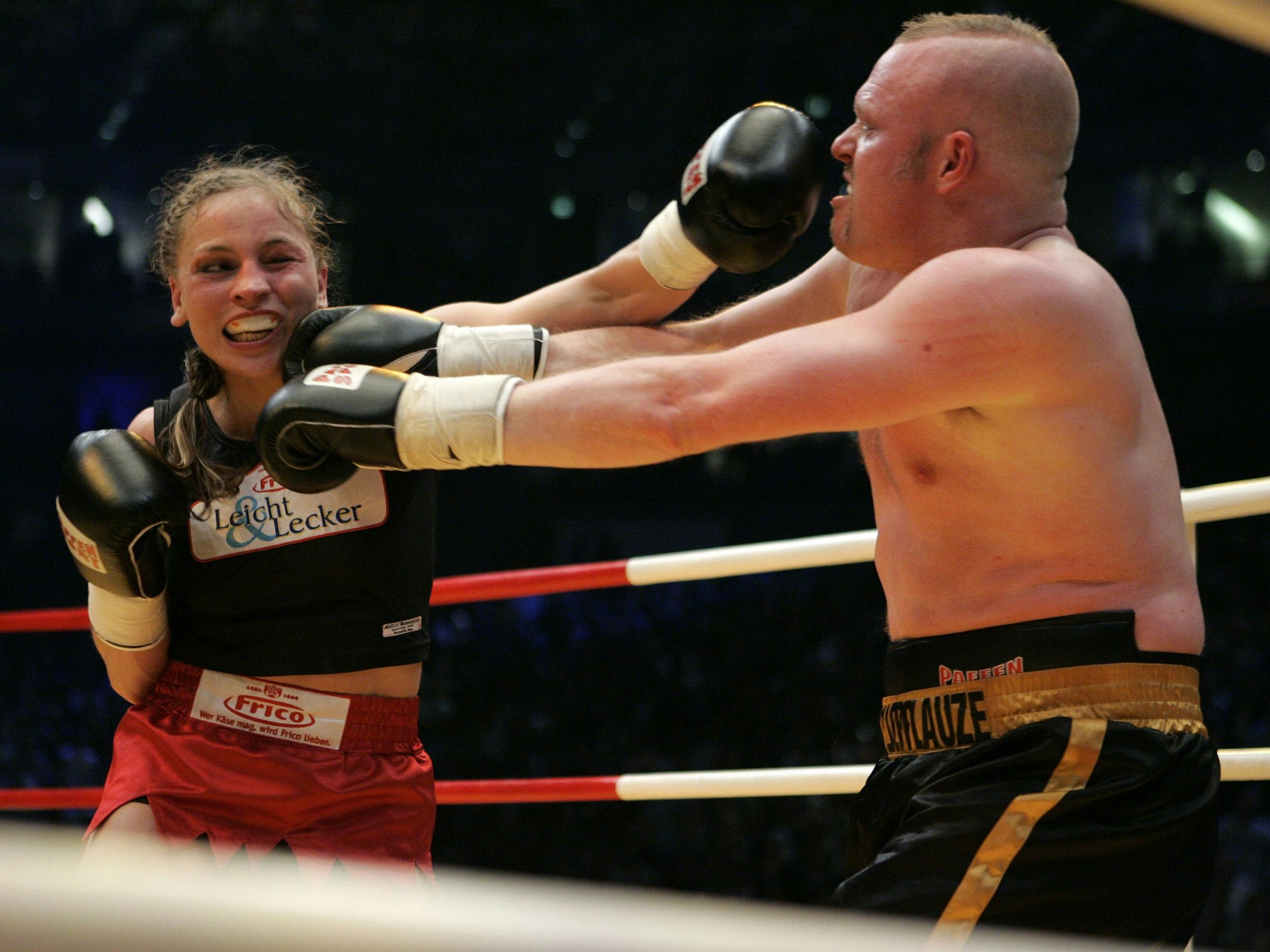 In einem Revanche-Kampf stehen sich der Moderator Stefan Raab (rechts) und die Boxweltmeisterin Regina Halmich in der ausverkaufen Köln Arena im Ring gegenüber, hier im März 2007.