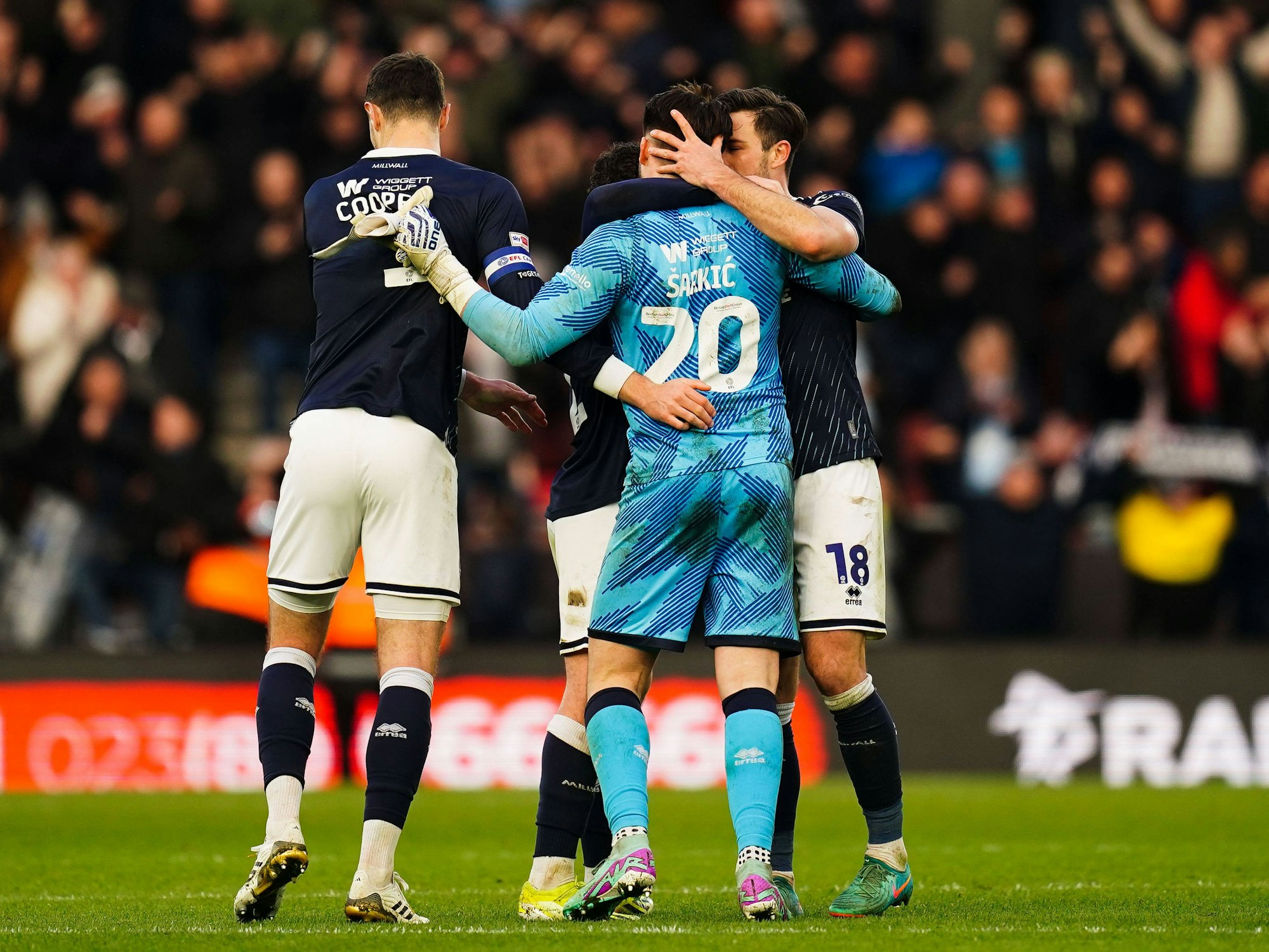 Der kürzlich verstorbene Millwall-Torhüter Matija Sarkic gemeinsam mit seinem Kapitän Jake Cooper (l.) beim Spiel gegen Southampton am 24. Februar 2024.