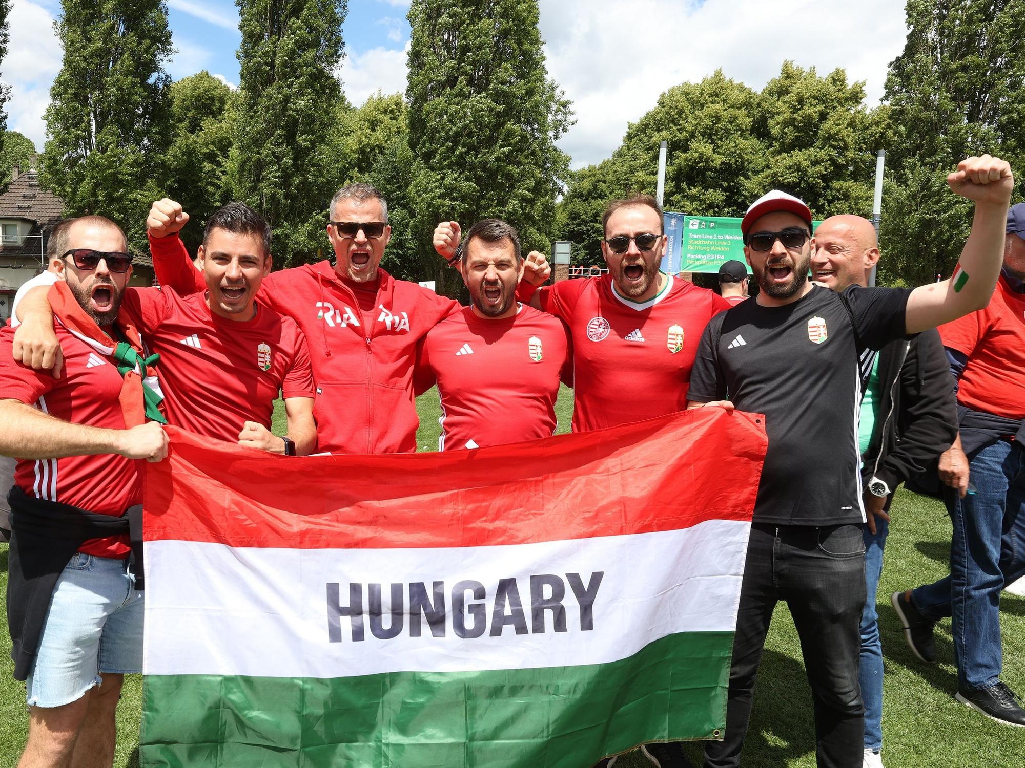 Eine Gruppe von Fußballfans mit einer ungarischen Fahne.