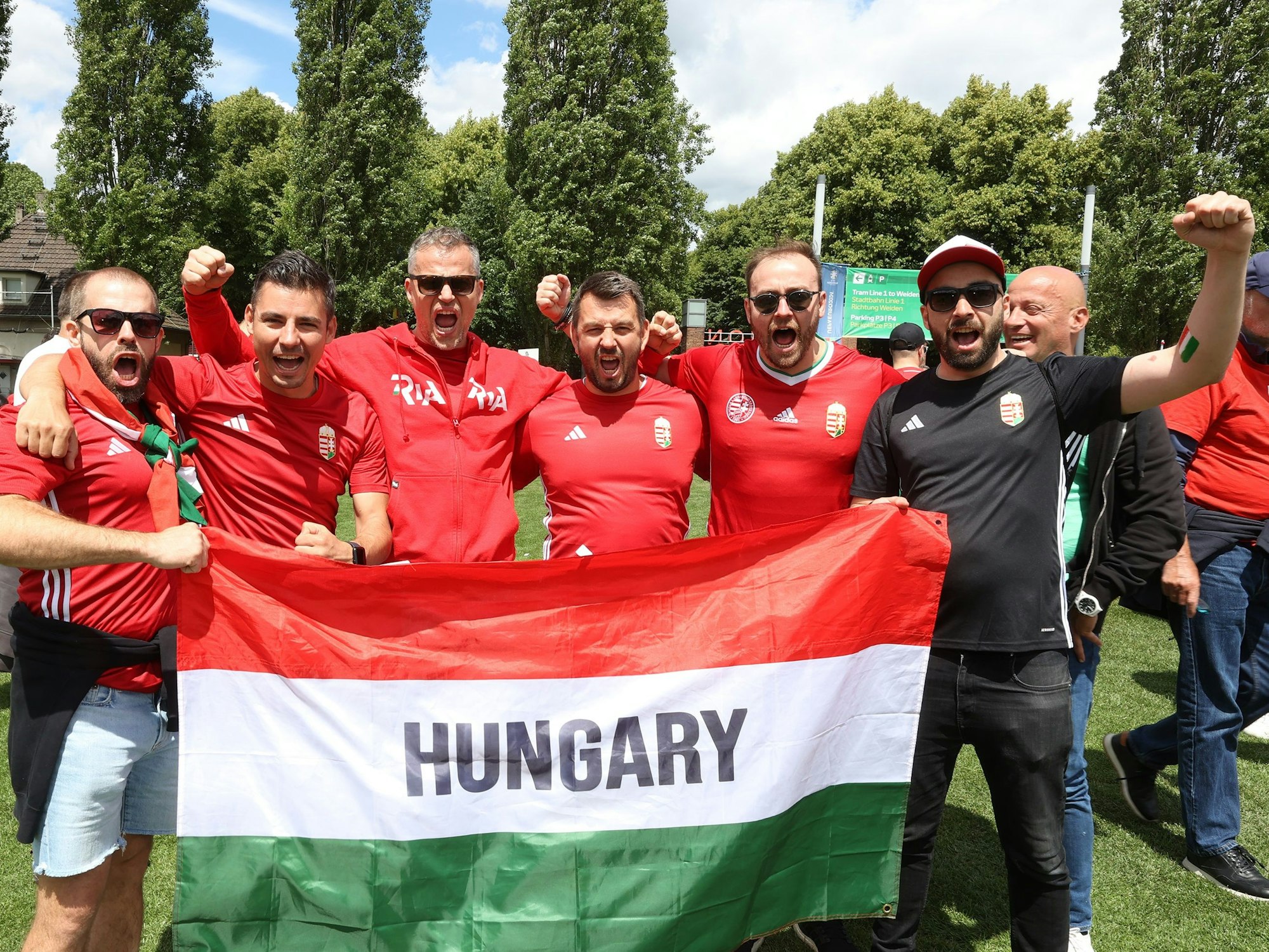 Eine Gruppe von Fußballfans mit einer ungarischen Fahne.