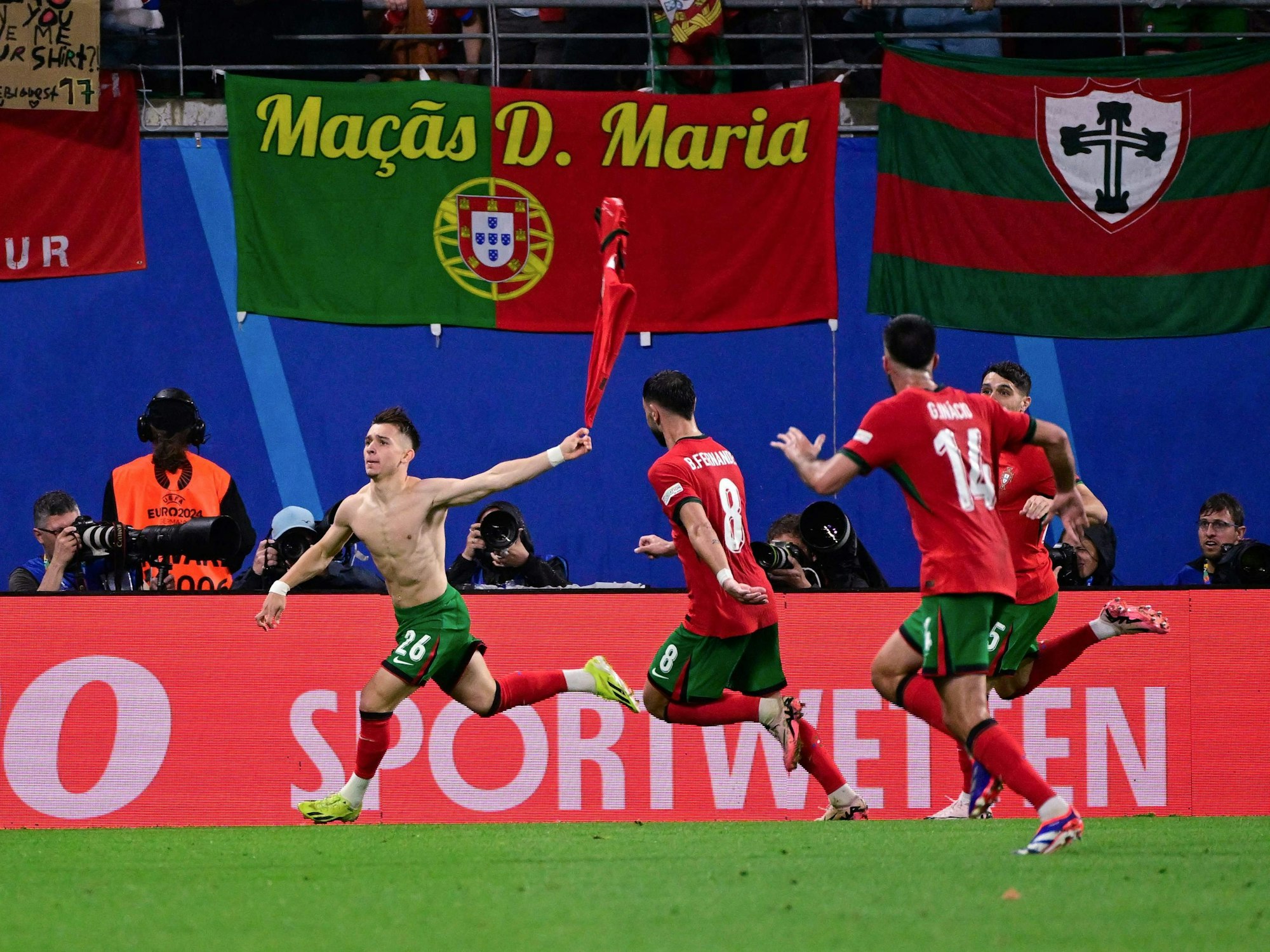 Francisco Conceicao (l.) jubelt mit seinen Teamkollegen über seinen späten Siegtreffer für Portugal gegen Tschechien. (Foto: 18. Juni 2024)