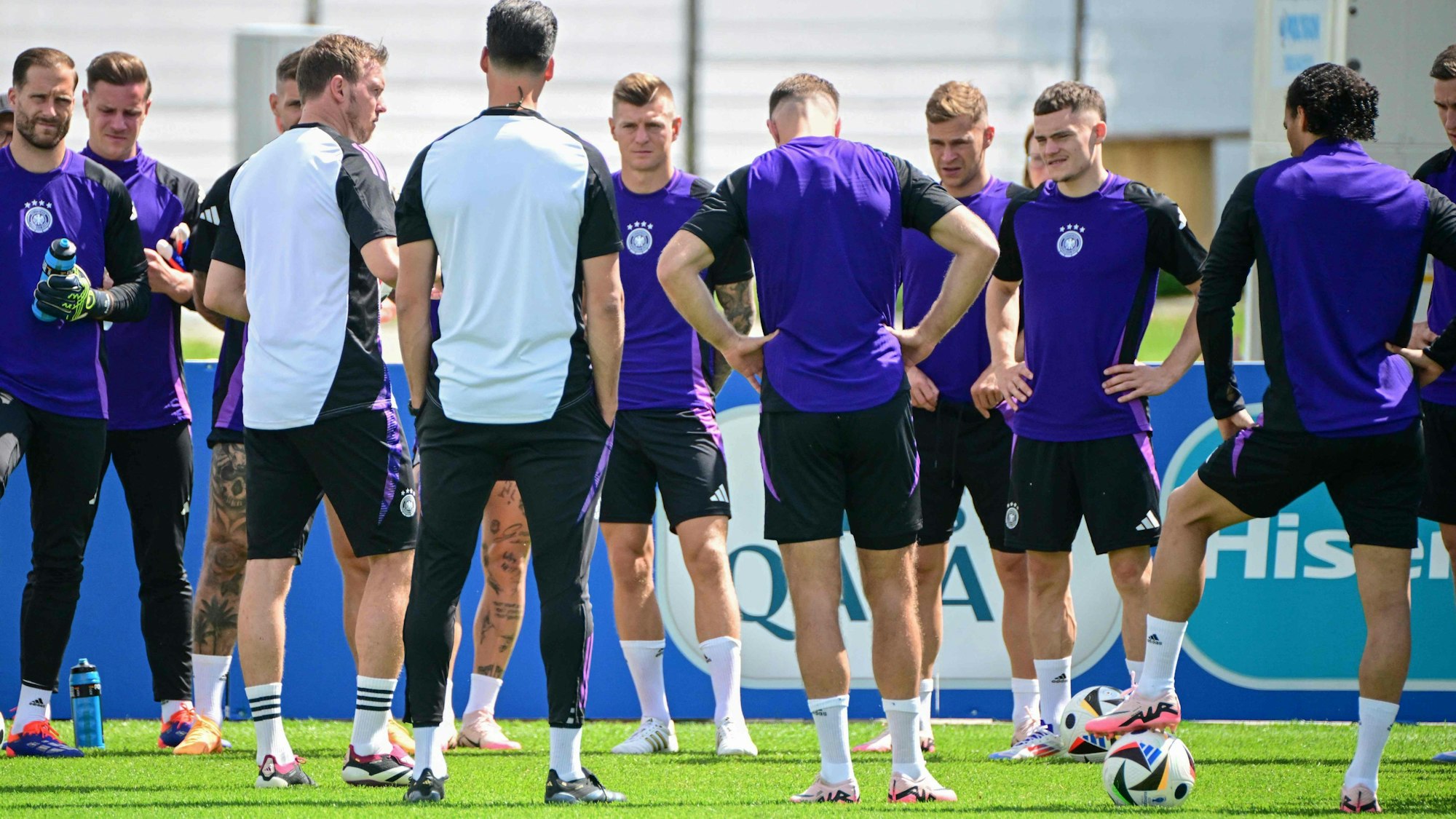 Julian Nagelsmann mit den Spielern.