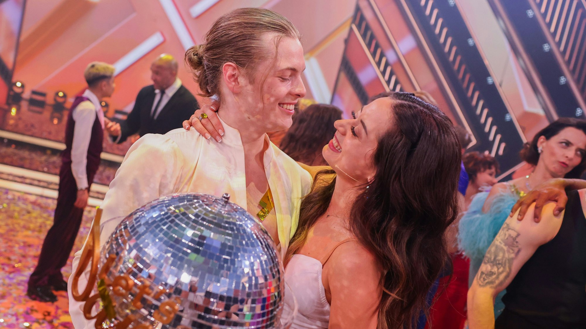 Gabriel Kelly und Malika Dzumaev freuen sich über ihren Sieg.