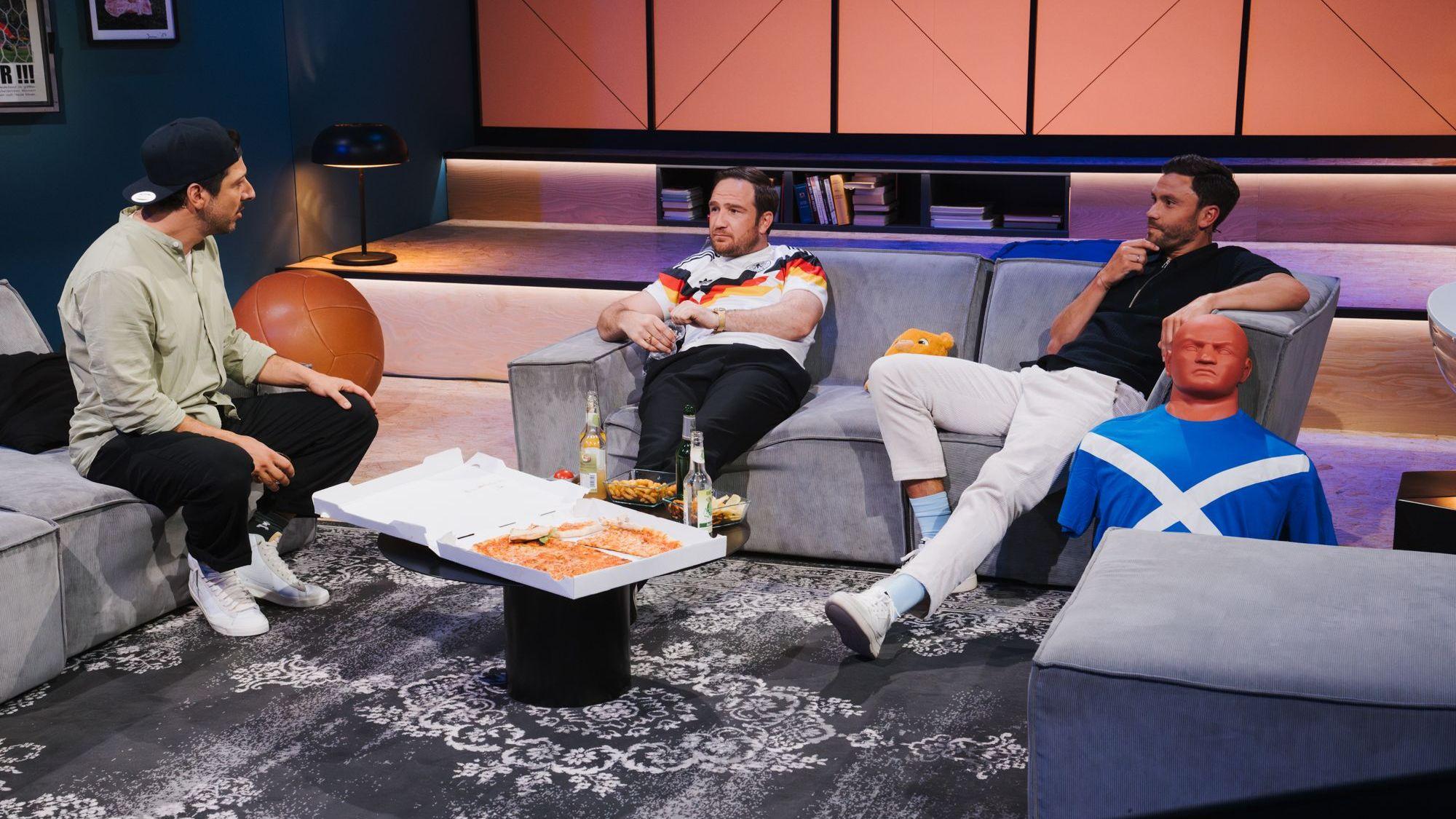Fahri Yardim (l.) und Jonas Hector mit Gast Frederick Lau.