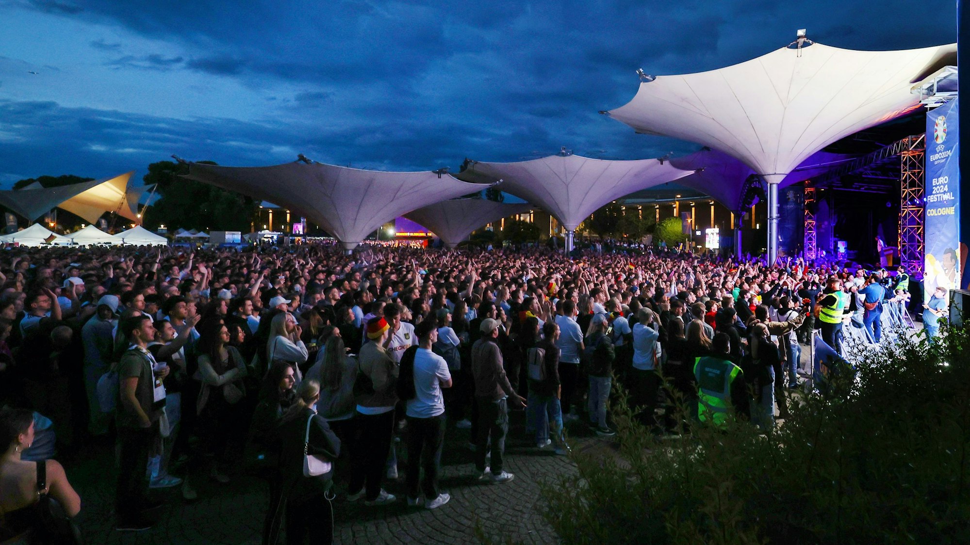 Public Viewing im Kölner Tanzbrunnen beim Eröffnungsspiel der EM 2024.