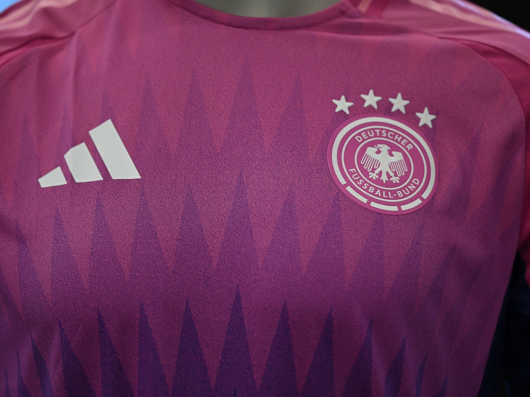 Das neue Auswärtstrikot in Pink ist mit Adidas-und DFB-Logo versehen, hier im März 2024 in Frankfurt am Main.