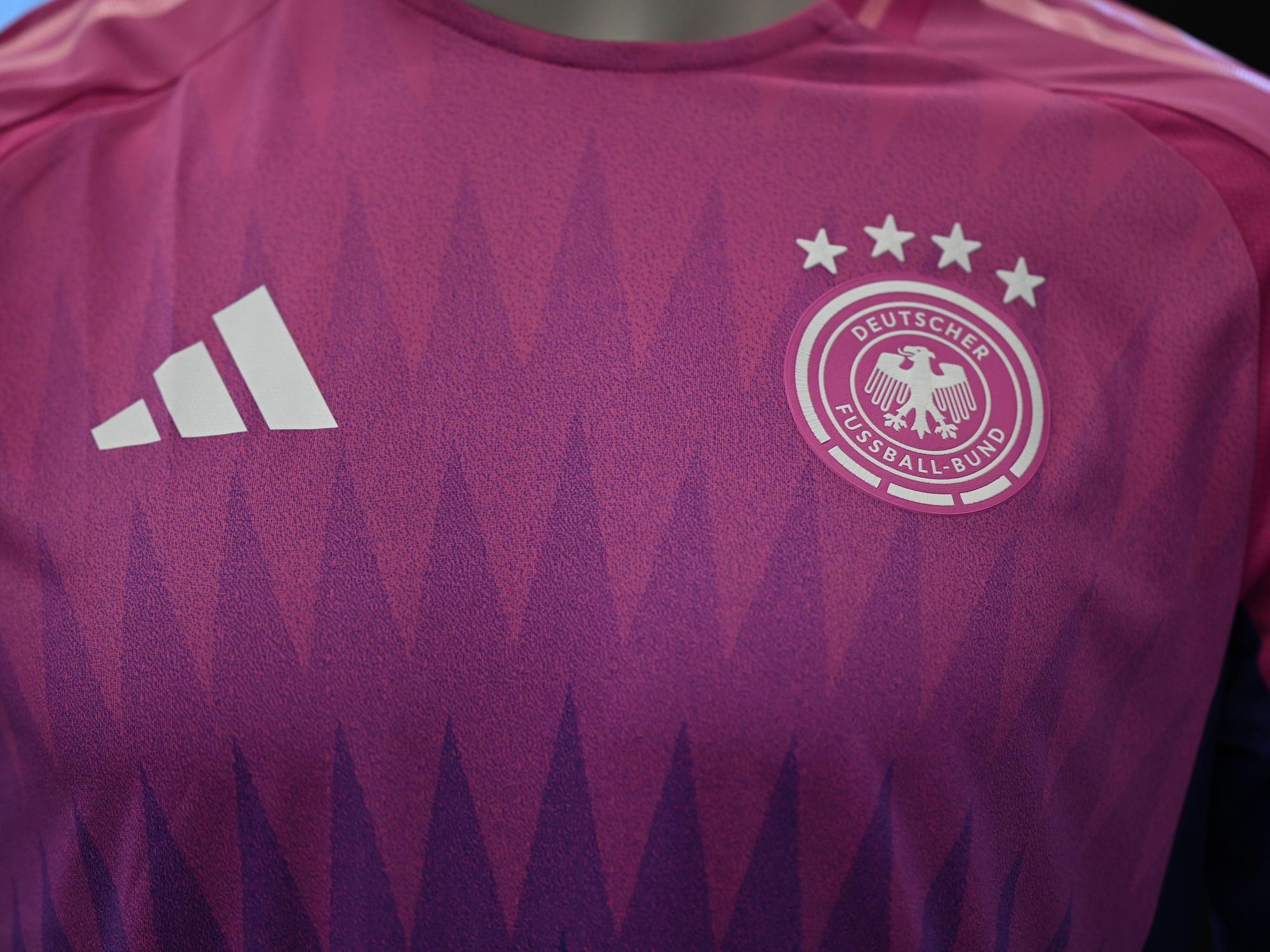 Das neue Auswärtstrikot in Pink ist mit Adidas-und DFB-Logo versehen, hier im März 2024 in Frankfurt am Main.