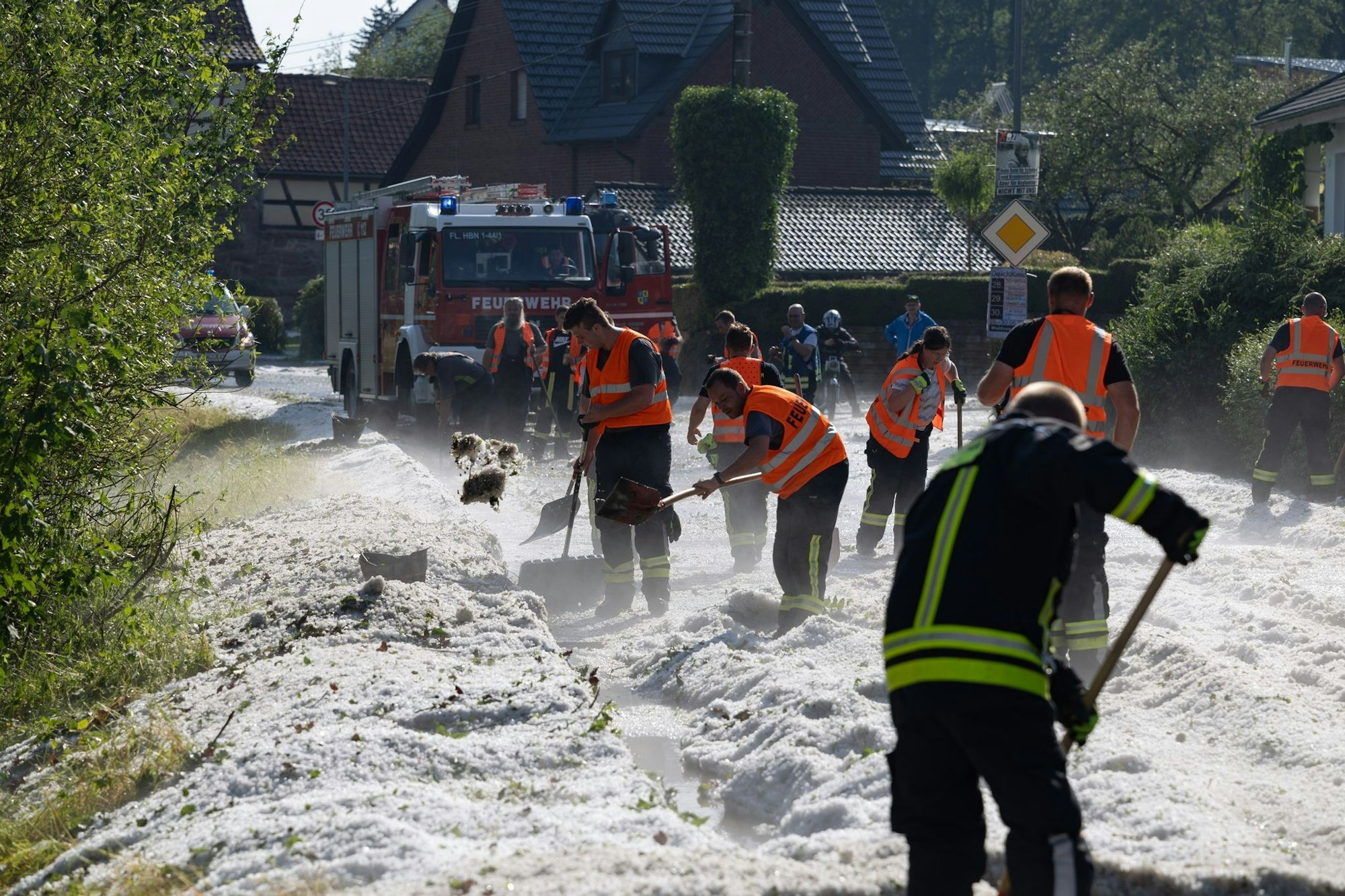 Innerhalb einer Viertelstunde überfluteten teils vier Zentimeter große Hagelkörner Straßen in Hildburghausen in Thüringen.