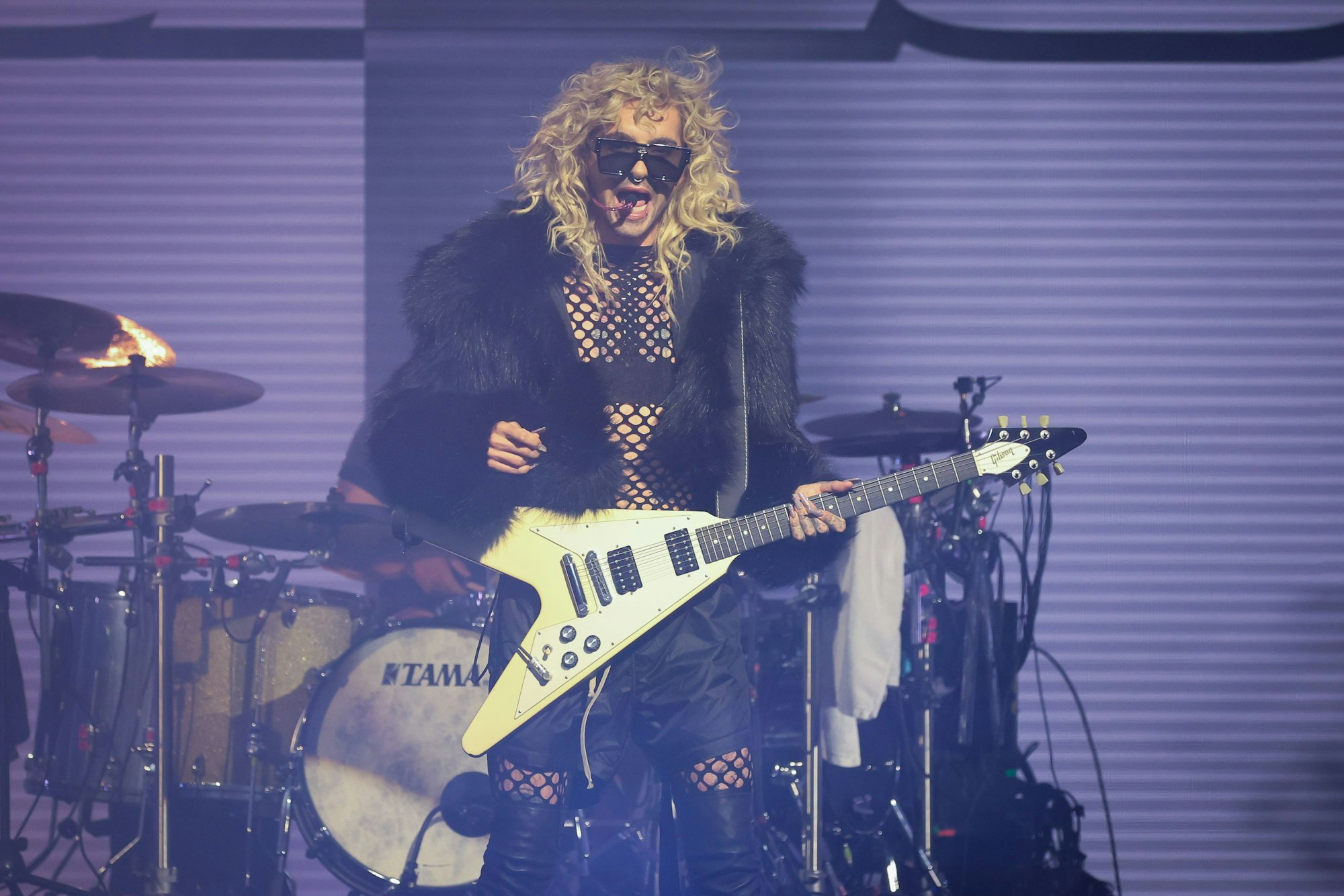 Bill Kaulitz von der Band Tokio Hotel steht auf einer Bühne auf der Digital- und Marketingmesse OMR, hier im Mai 2024 in Hamburg.