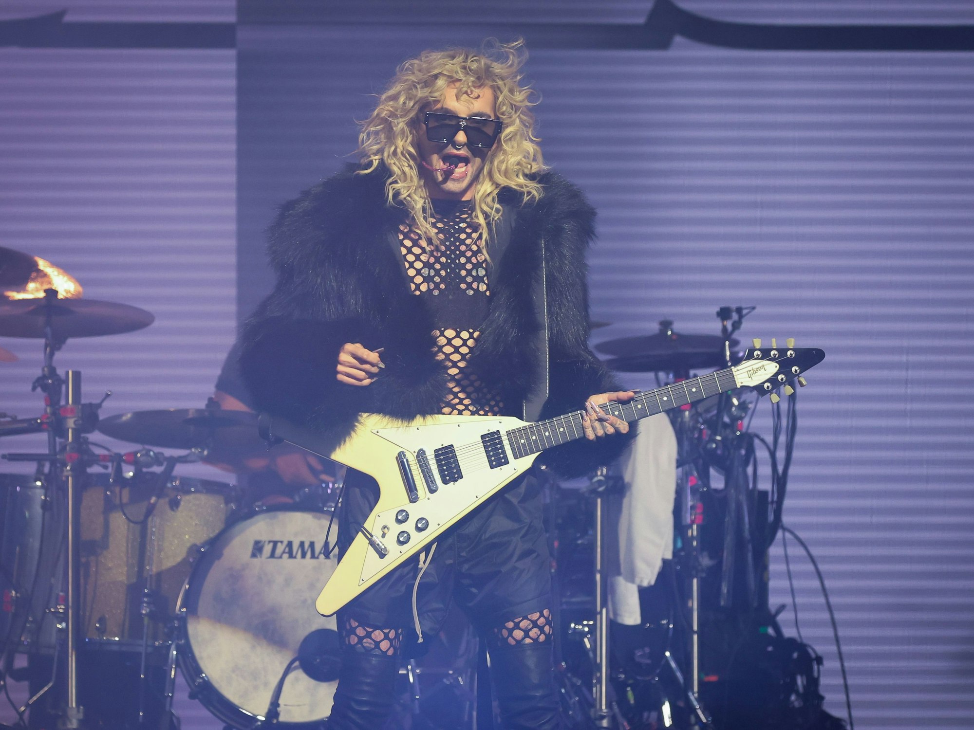 Bill Kaulitz von der Band Tokio Hotel steht auf einer Bühne auf der Digital- und Marketingmesse OMR, hier im Mai 2024 in Hamburg.