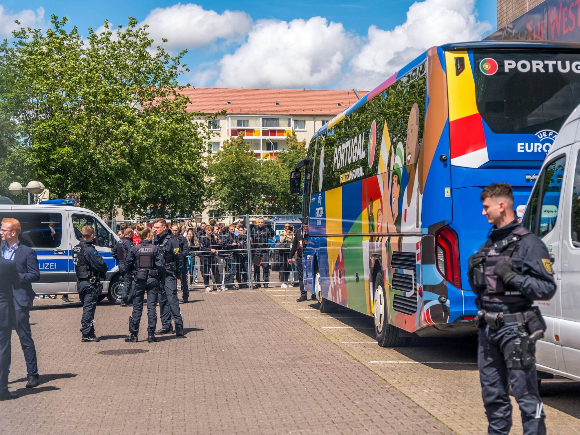 Der Bus der portugiesischen Nationalmannschaft wird von Polizisten bewacht.