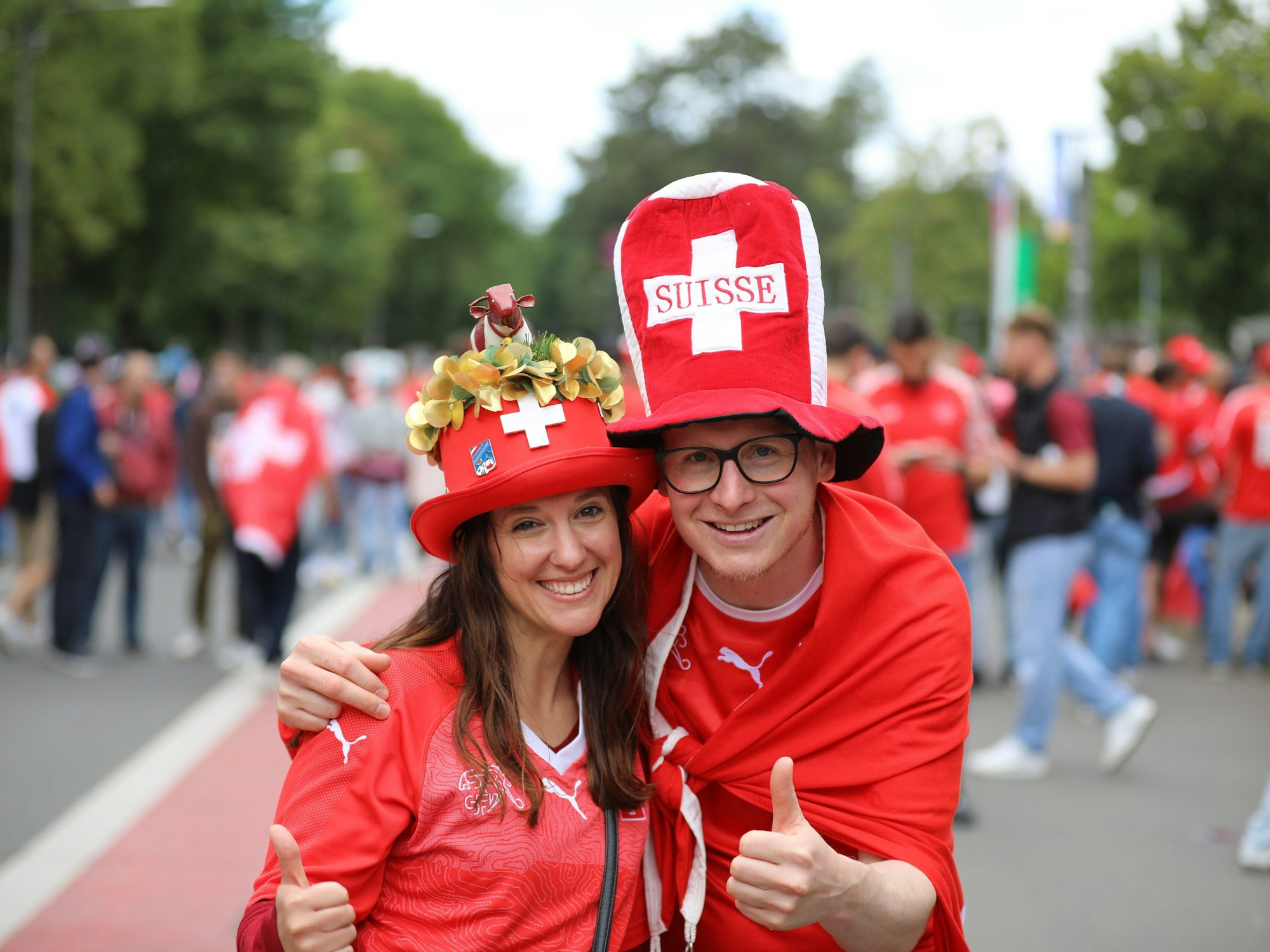 Ein Schweizer Pärchen posiert in Fankleidung.