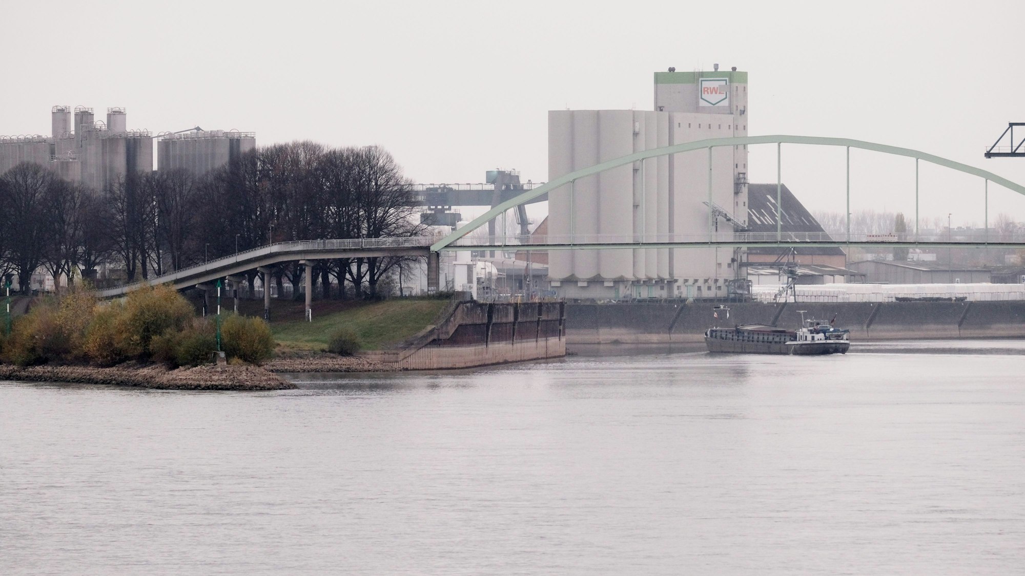 Blick in die Einfahrt zum Niehler Hafen auf dem Rhein in Köln.