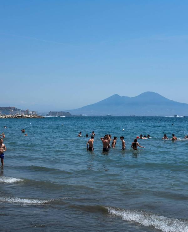 Die Menschen baden im Meer vor Neapel.