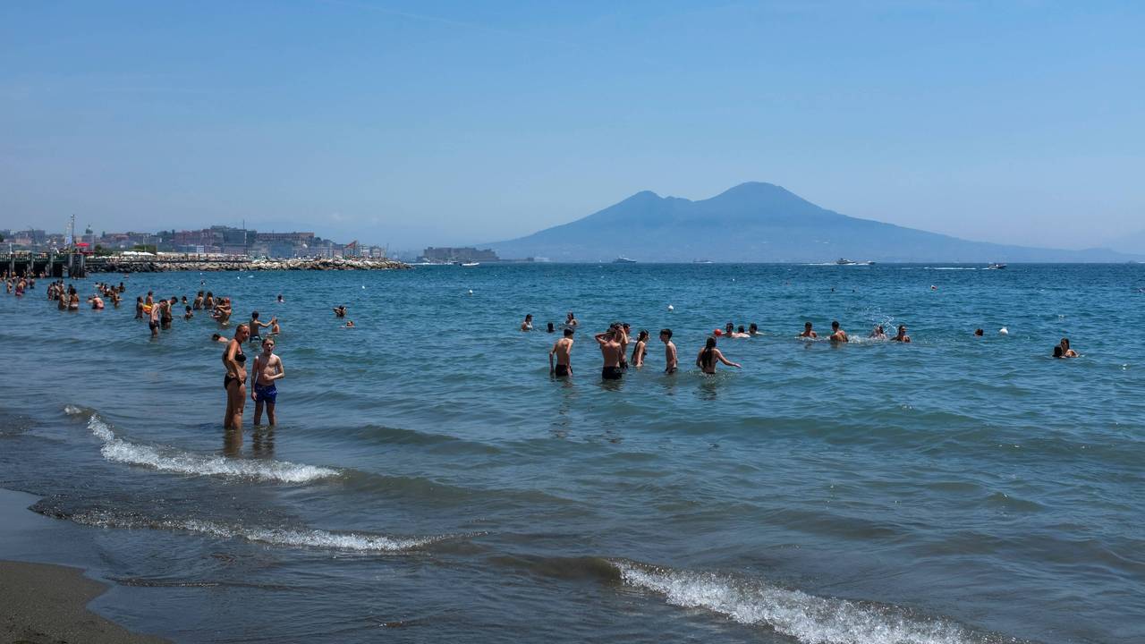 Die Menschen baden im Meer vor Neapel.