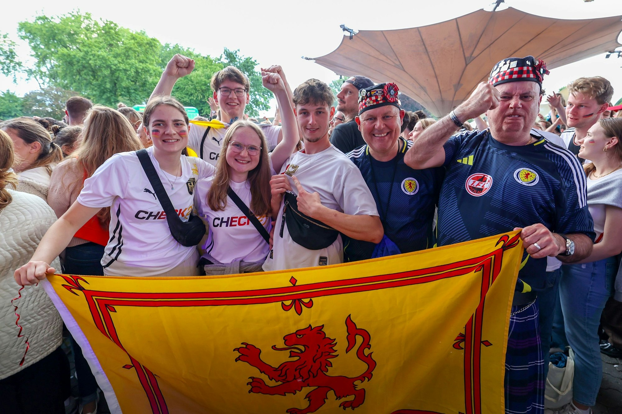 Eine Gruppe Fans mit einer schottischen Fahne.