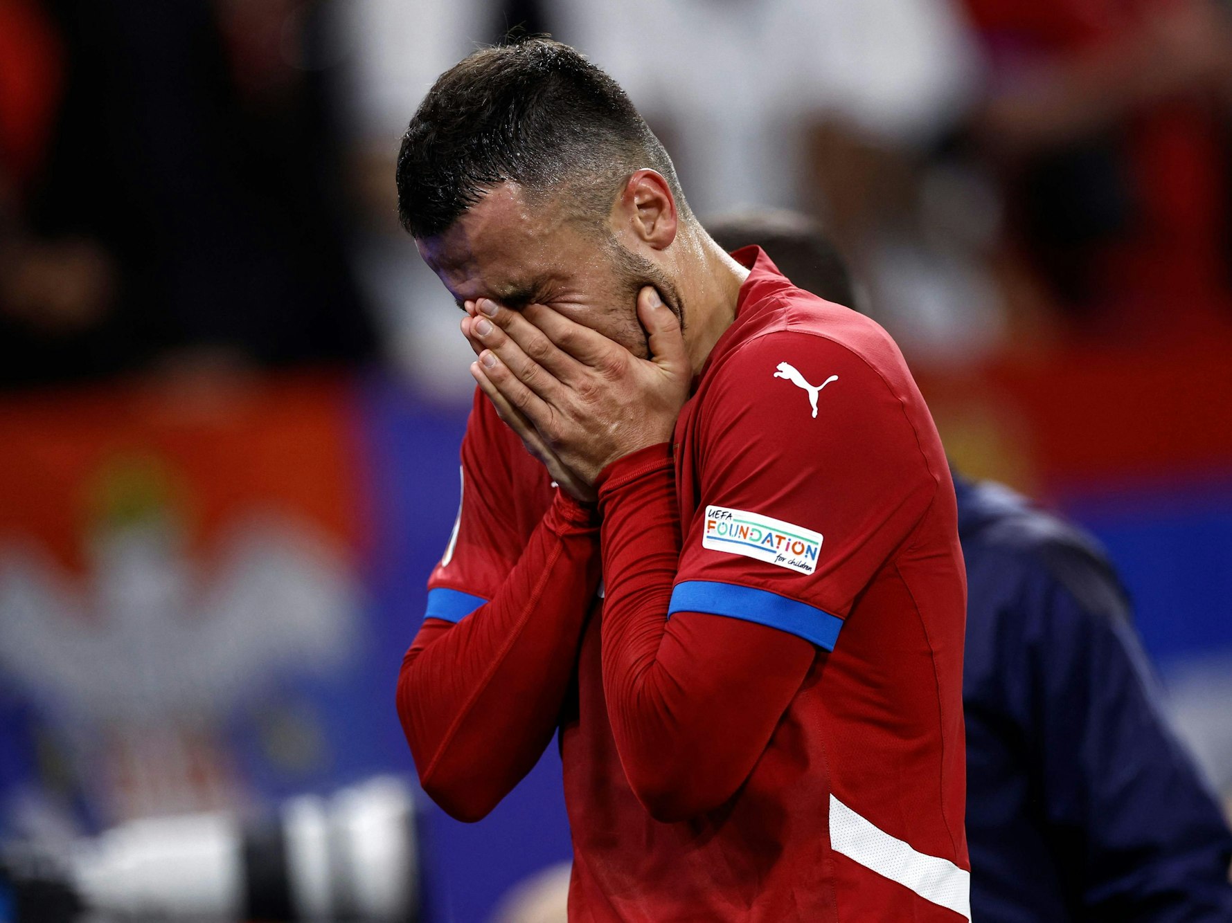 Filip Kostic legt sein Gesicht in die Hände.