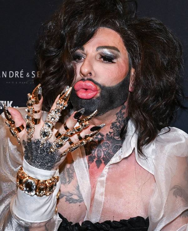 Der Designer Harald Glööckler kommt zu seiner „Pompöös Iconic Couture Show“ in das Ermelerhaus, hier im Februar 2024 in Berlin.