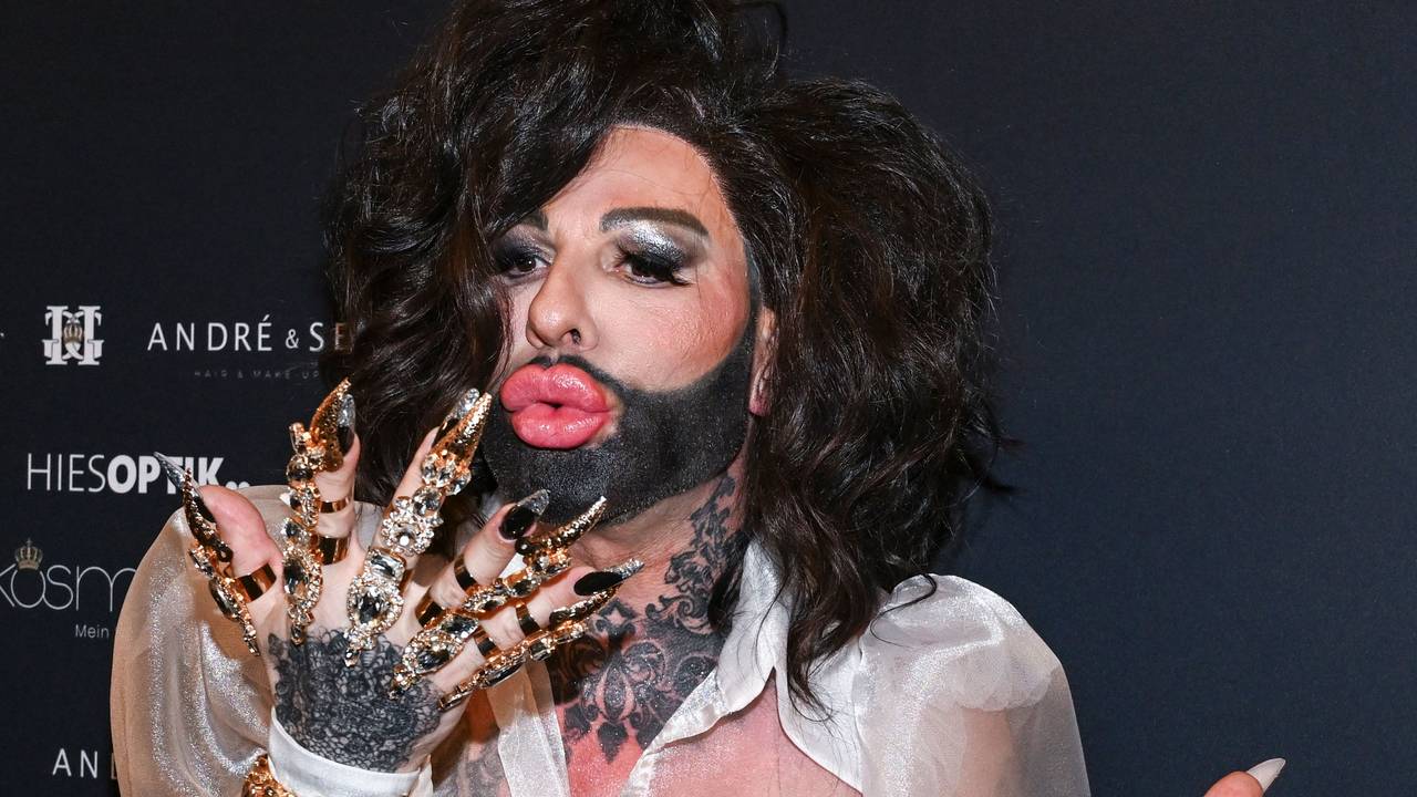 Der Designer Harald Glööckler kommt zu seiner „Pompöös Iconic Couture Show“ in das Ermelerhaus, hier im Februar 2024 in Berlin.