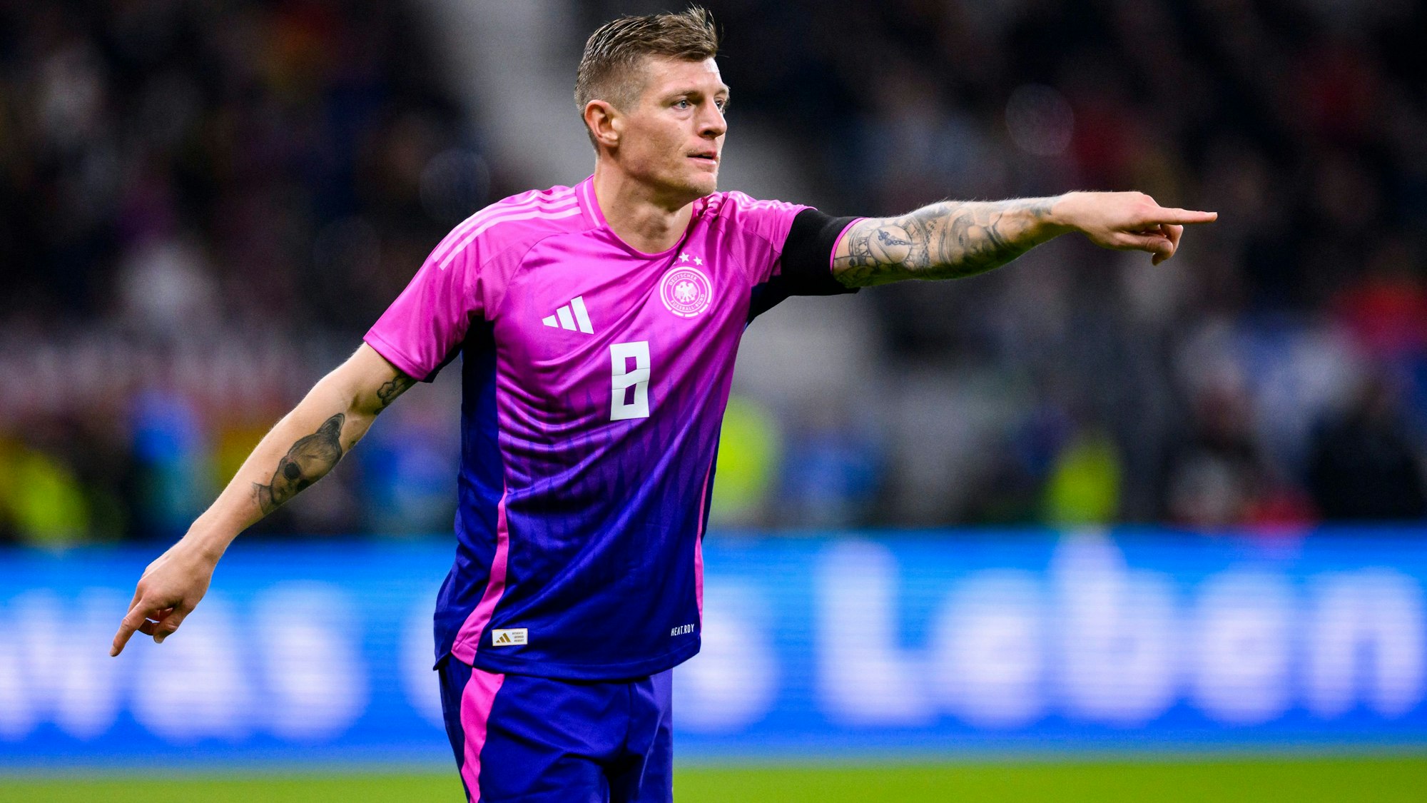 Deutschlands Toni Kroos gestikuliert.
