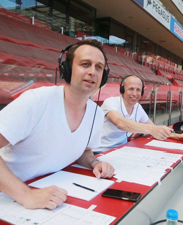 Lukas Wachten und Matthias Scherz als Moderator und Kommentator im Rhein-Energie-Stadion in Köln.