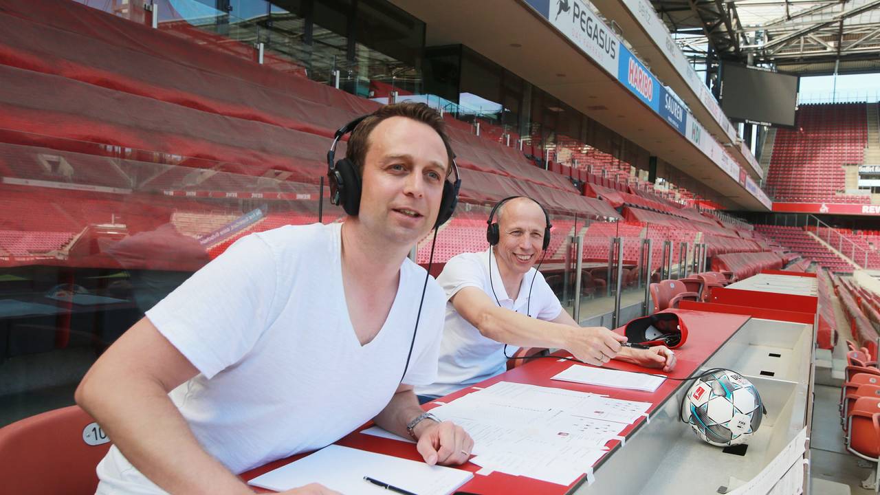 Lukas Wachten und Matthias Scherz als Moderator und Kommentator im Rhein-Energie-Stadion in Köln.