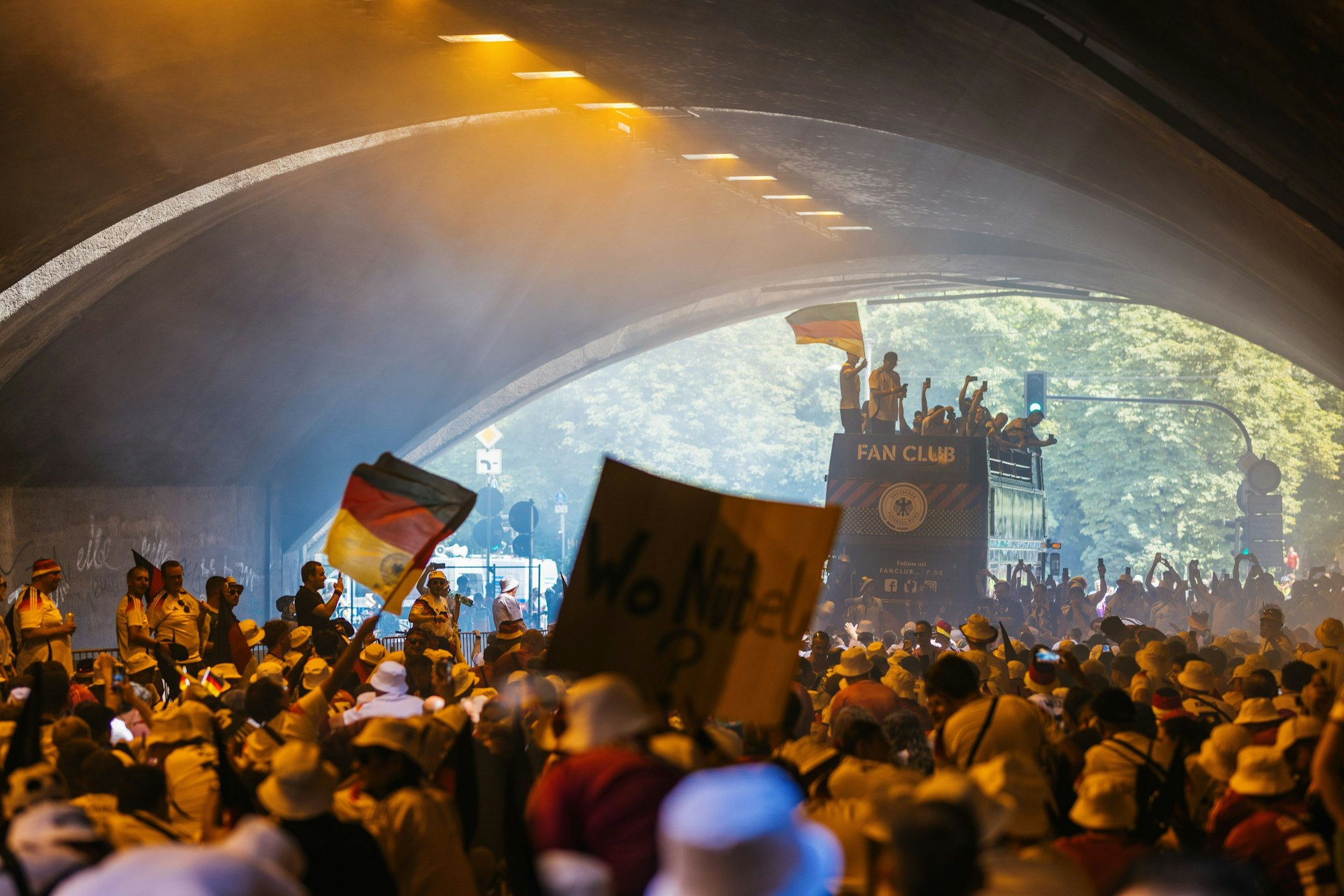 Deutsche Fans beim Fanmarsch in einem Tunnel.