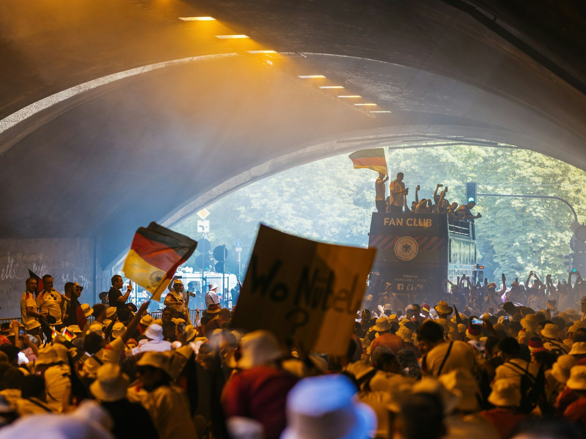 Deutsche Fans beim Fanmarsch in einem Tunnel.