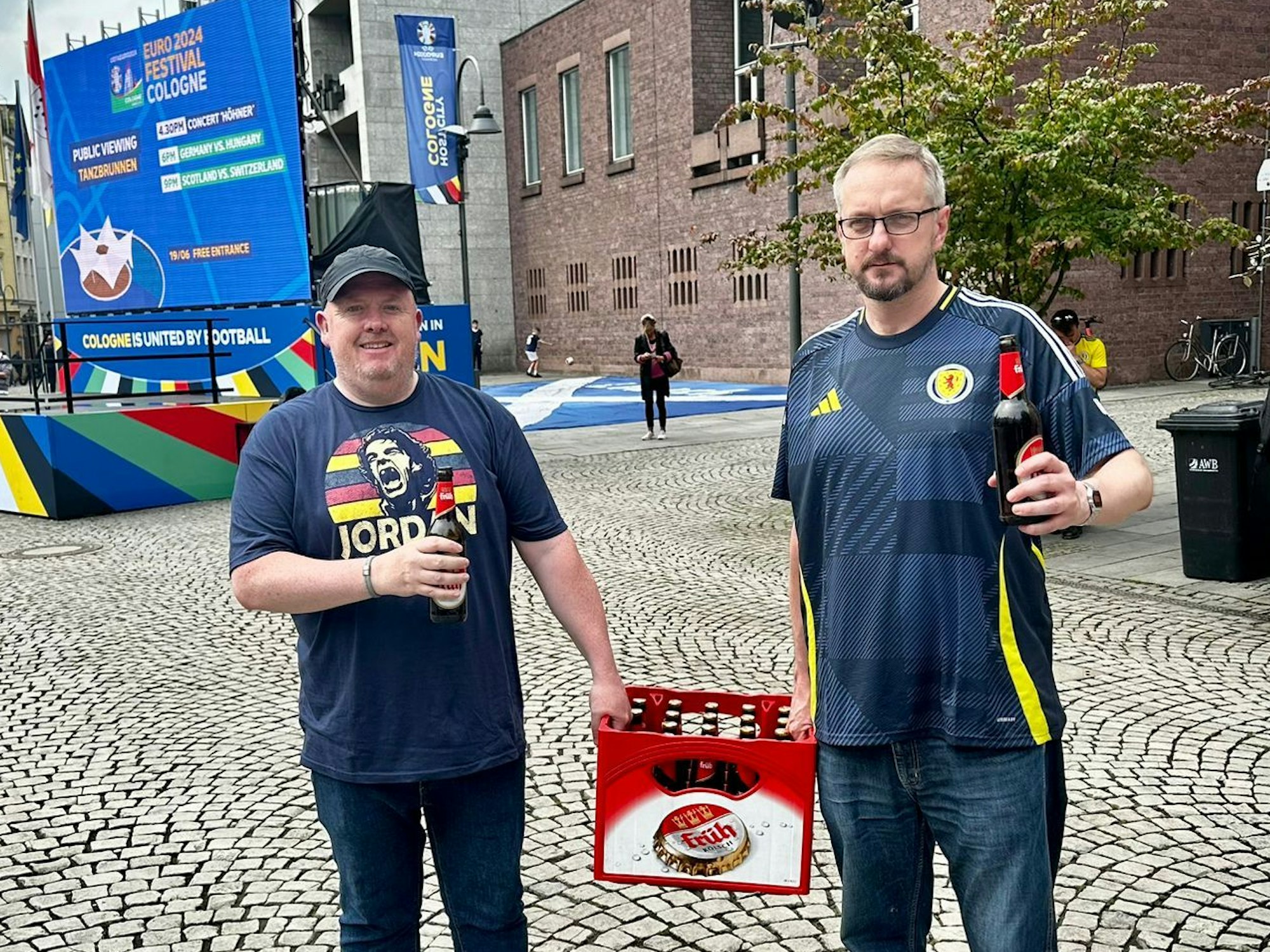 Foto von zwei Schottland-Fans mit einem Kasten Bier in Köln.