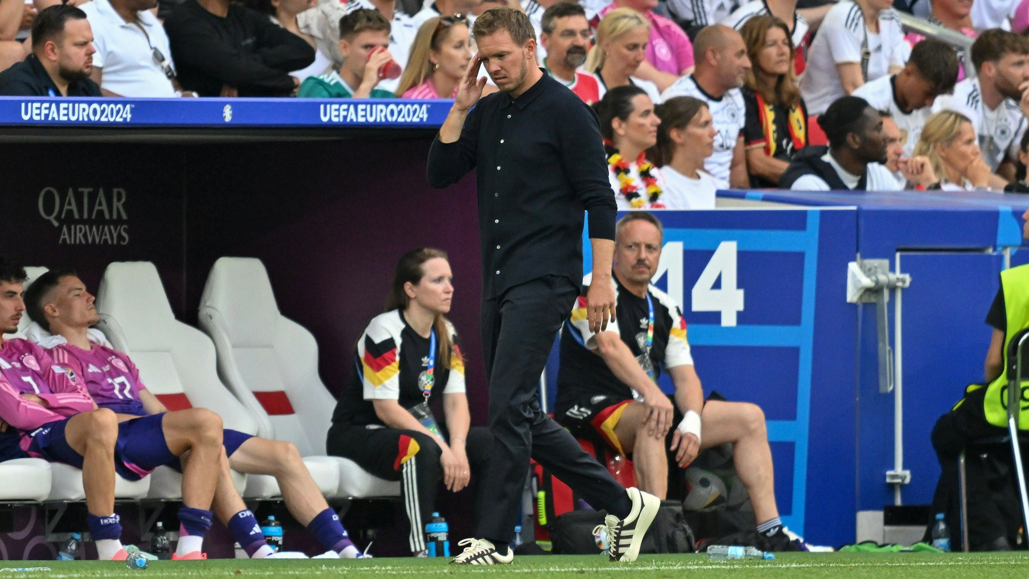 Julian Nagelsmann läuft durch seine Coaching-Zone, Florian Wirtz und Kai Havertz sitzen auf der Bank.
