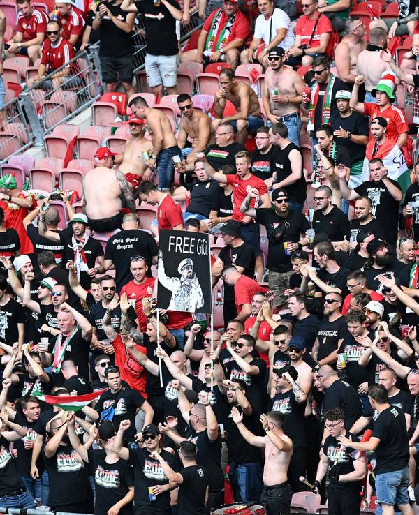 Ungarn-Fans zeigen beim EM-Spiel gegen Deutschland ein Banner mit der Aufschrift „Free Gigi“.
