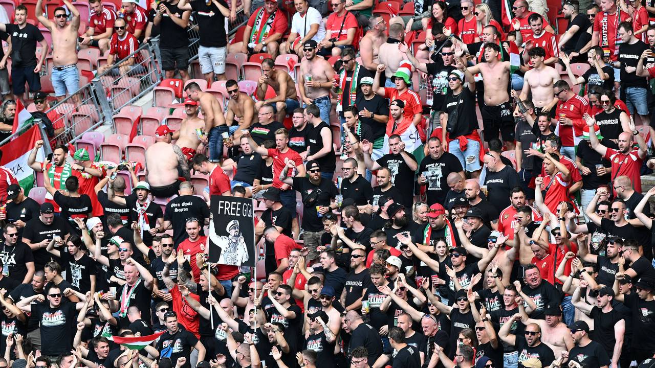 Ungarn-Fans zeigen beim EM-Spiel gegen Deutschland ein Banner mit der Aufschrift „Free Gigi“.