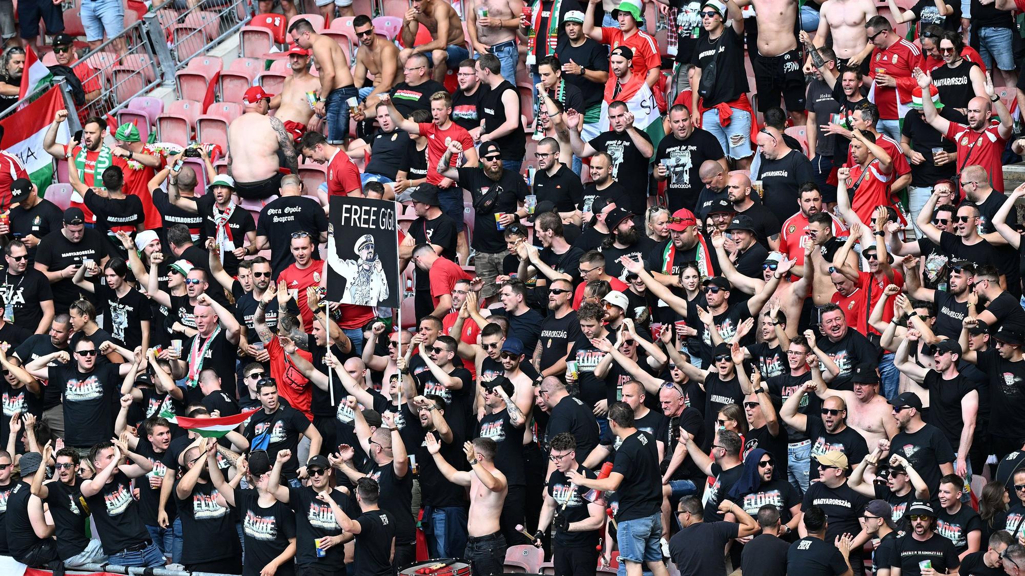 Ungarn-Fans zeigen beim EM-Spiel gegen Deutschland ein Banner mit der Aufschrift „Free Gigi“.