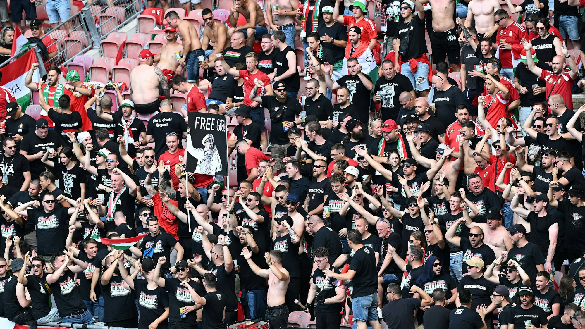 Ungarn-Fans zeigen beim EM-Spiel gegen Deutschland ein Banner mit der Aufschrift „Free Gigi“.