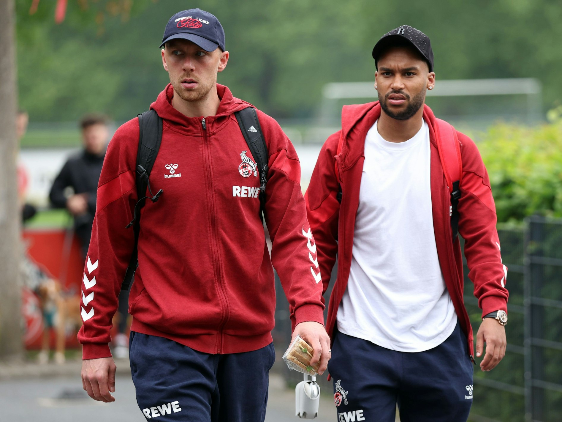 Die Spieler des 1. FC Köln, Marvin Schwäbe und Linton Maina, am Geißbockheim.