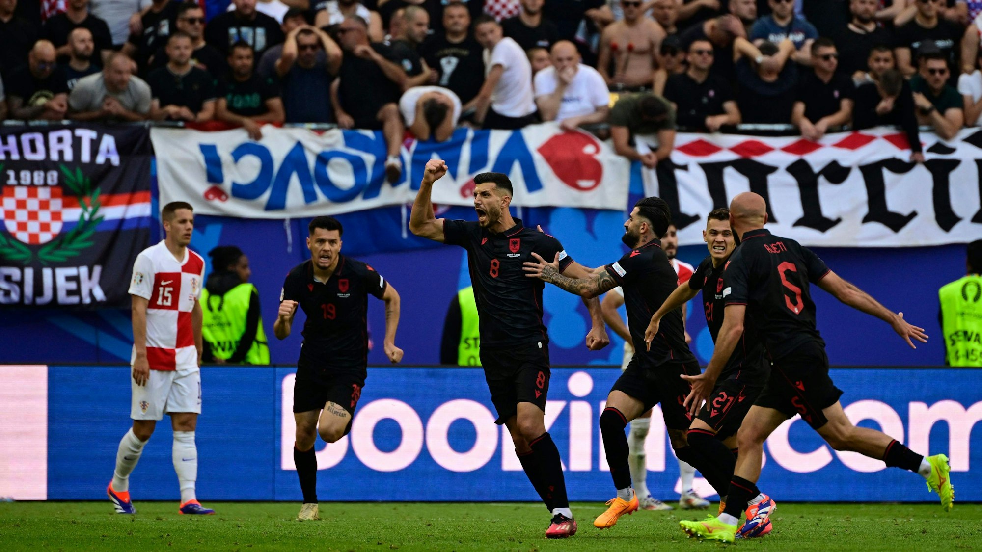 Wilder Schlusspunkt im EM-Spiel zwischen Albanien und Kroatien: Klaus Gjasula (M.) trifft zum 2:2.