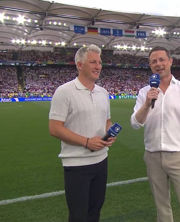 Alexander Bommes (r.) und Bastian Schweinsteiger am Mittwoch (19. Juni 2024) nach dem Deutschland-Sieg gegen Ungarn bei der EM 2024.