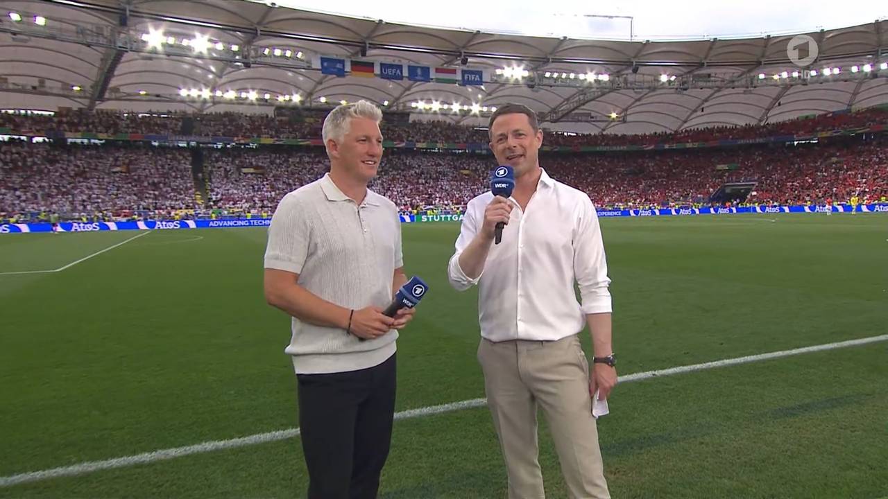 Alexander Bommes (r.) und Bastian Schweinsteiger am Mittwoch (19. Juni 2024) nach dem Deutschland-Sieg gegen Ungarn bei der EM 2024.
