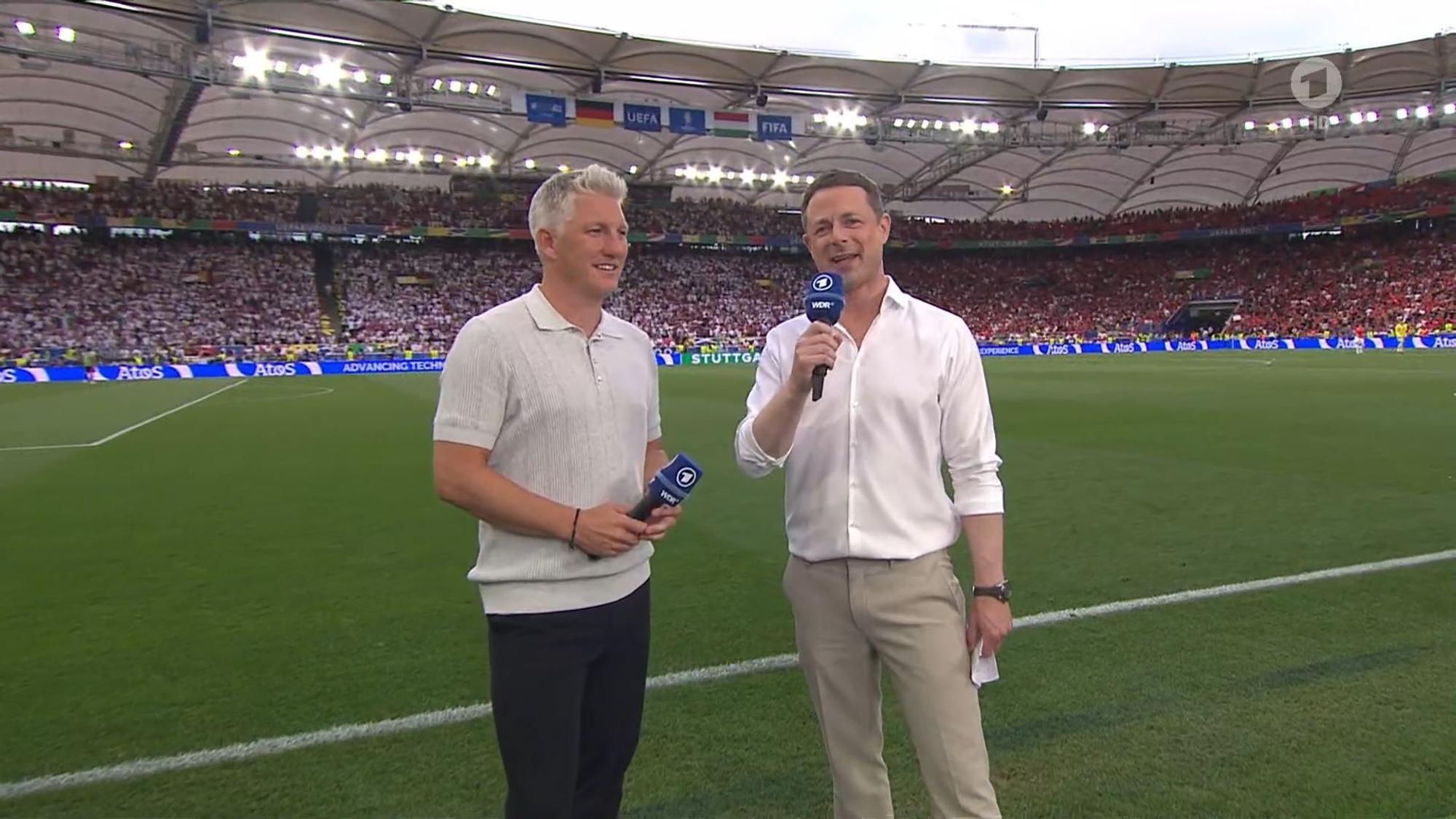 Alexander Bommes (r.) und Bastian Schweinsteiger am Mittwoch (19. Juni 2024) nach dem Deutschland-Sieg gegen Ungarn bei der EM 2024.