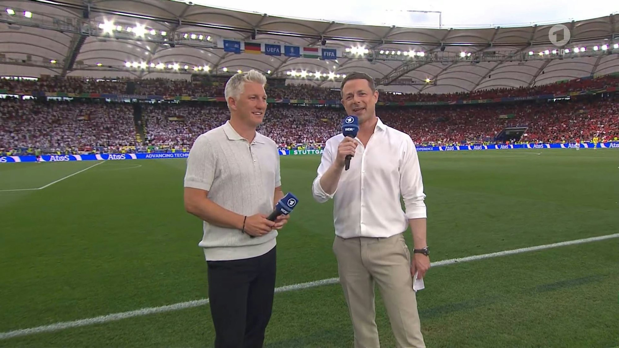 Alexander Bommes (r.) und Bastian Schweinsteiger am Mittwoch (19. Juni 2024) nach dem Deutschland-Sieg gegen Ungarn bei der EM 2024.