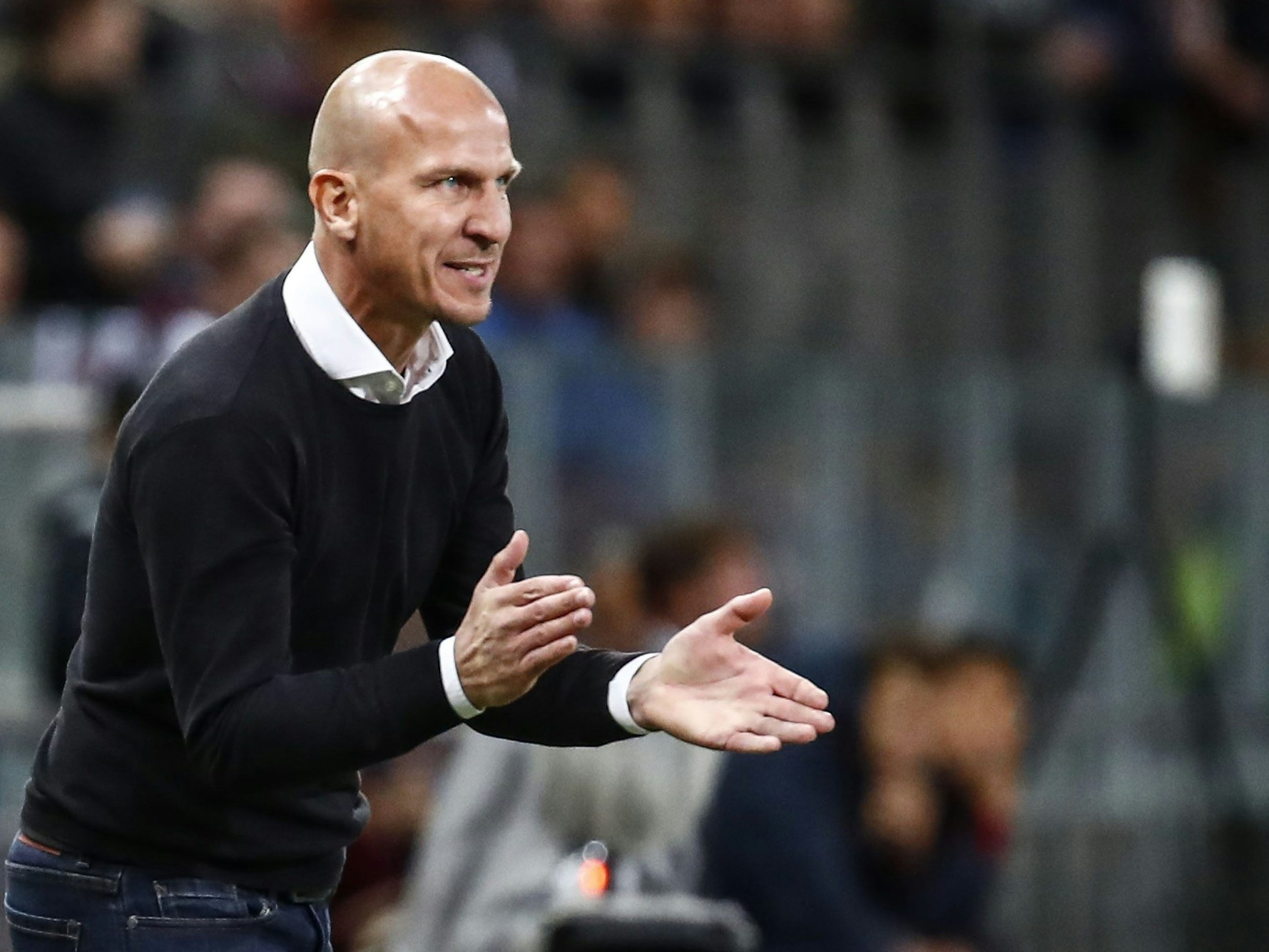 Trainer Gerhard Struber reagiert am Spielfeldrand während des Fußballspiels der Europa League zwischen dem Wolfsberger AC und AS Roma.