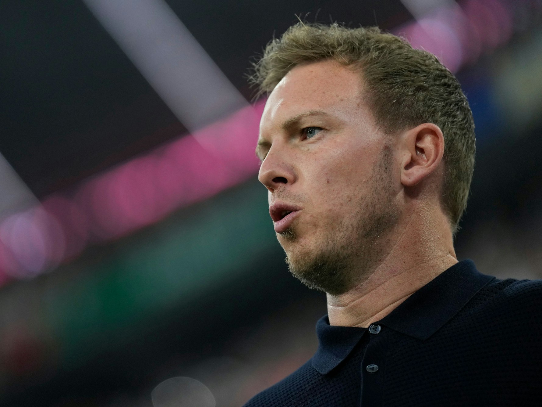 Julian Nagelsmann steht im Stadion.