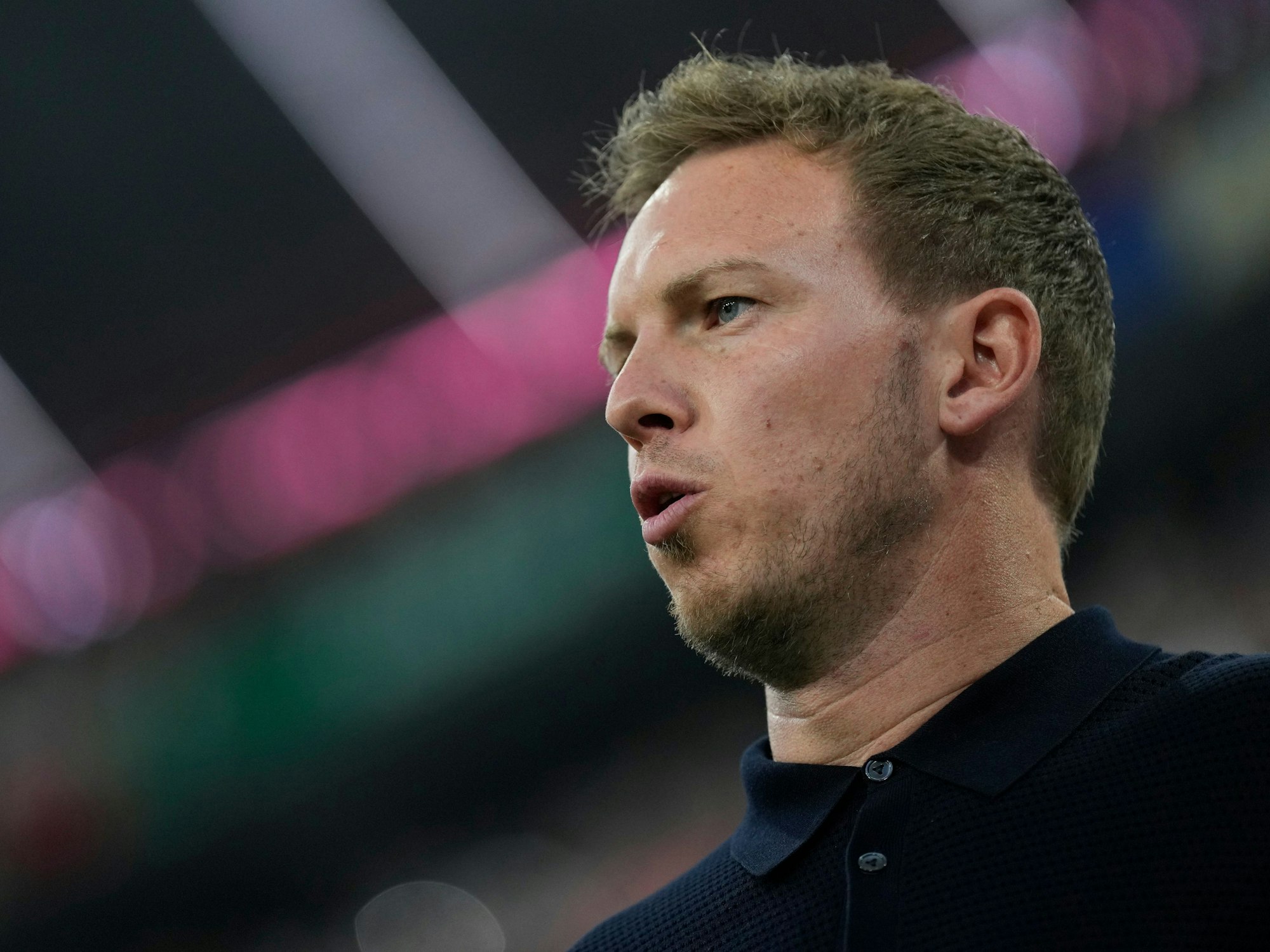 Julian Nagelsmann steht im Stadion.