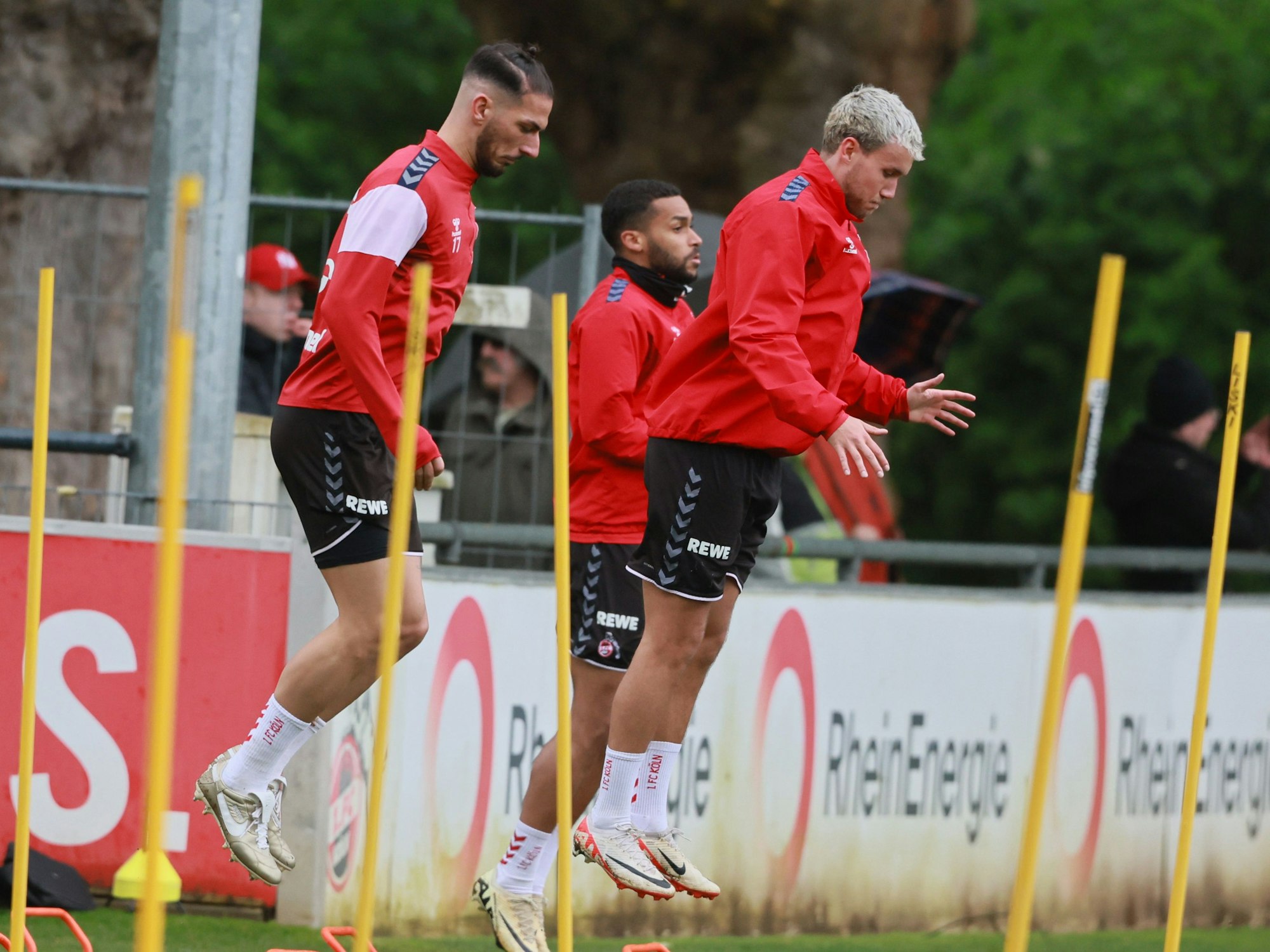 Leart Pacarada, Linton Maina, Luca Waldschmidt (1. FC Köln).