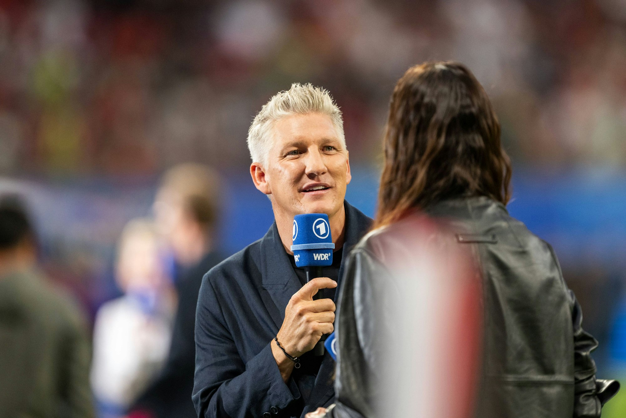 Bastian Scheinsteiger am Mikro.