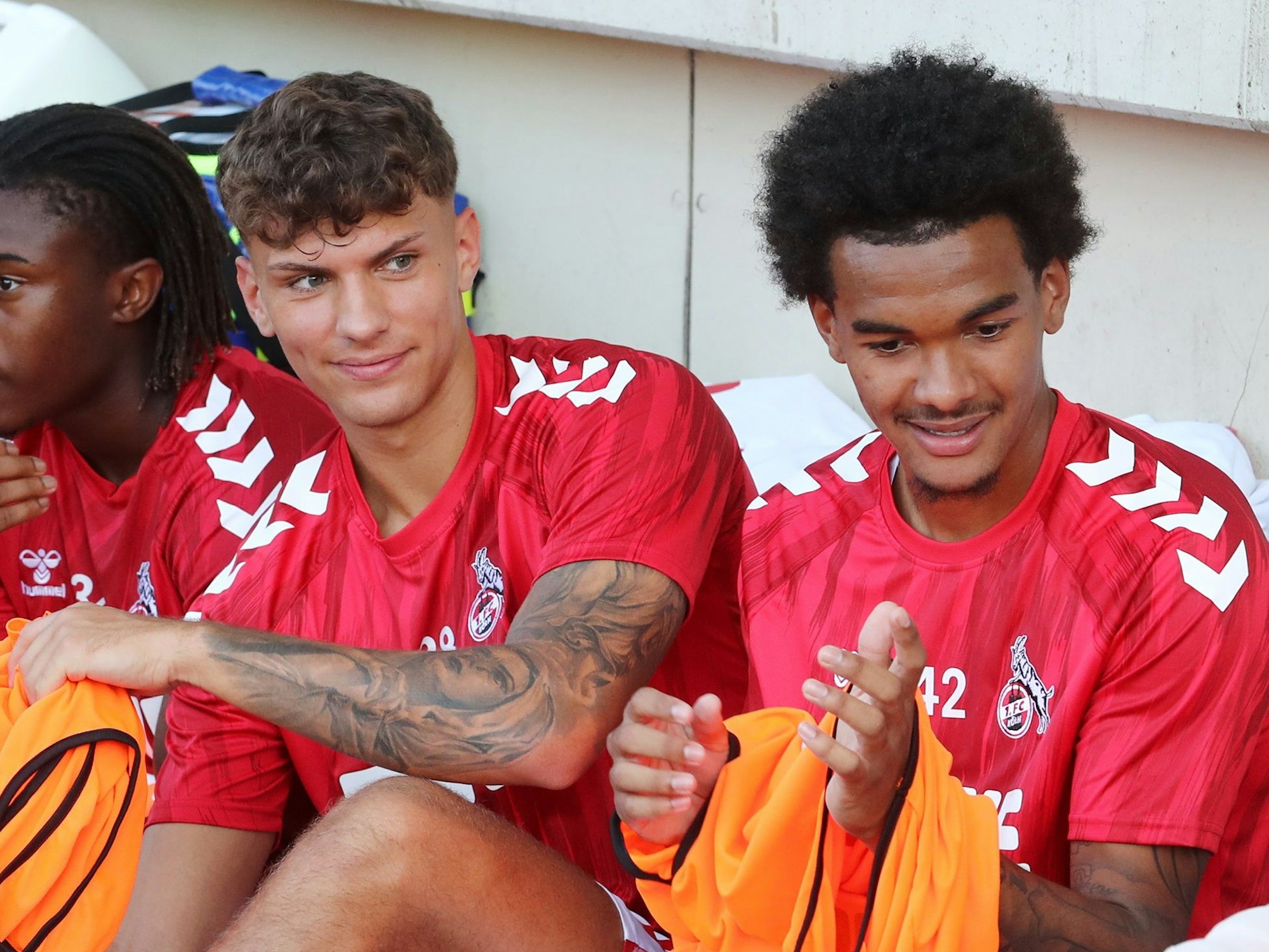 Julian Pauli und Damion Downs auf der Bank des 1. FC Köln.