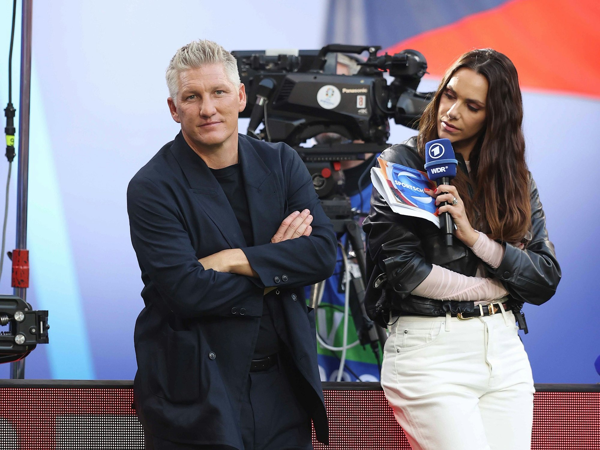 ARD-Experte Bastian Schweinsteiger gemeinsam mit Moderatorin Esther Sedlaczek während der Partie zwischen Portugal und Tschechien.