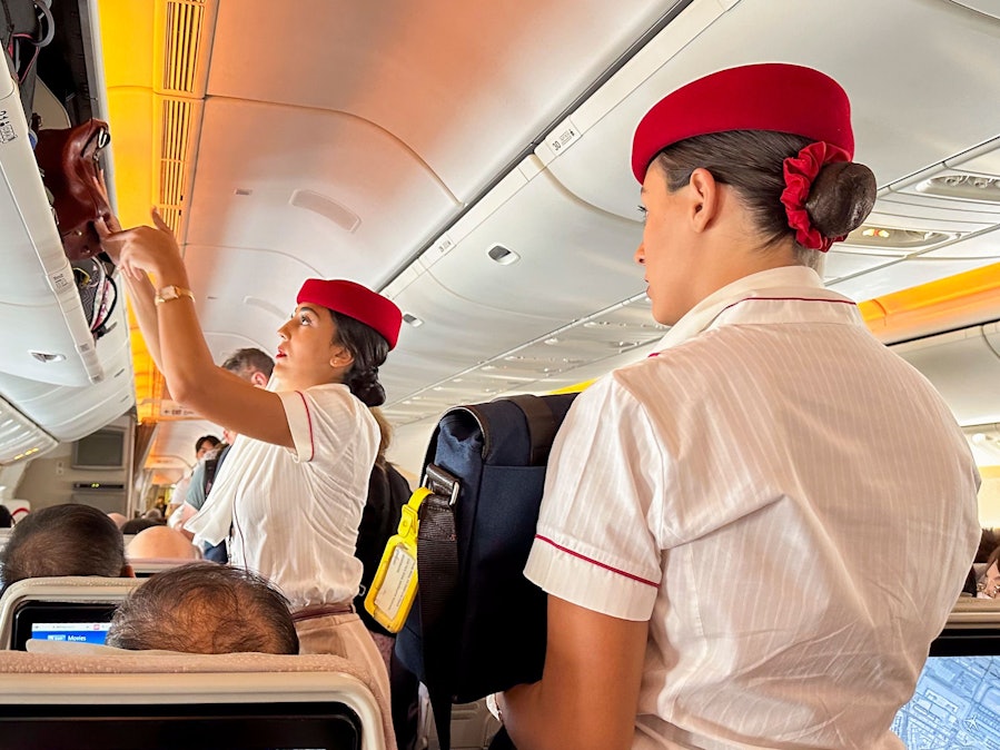 Manchmal brauchen Flugbegleiterinnen Nerven wie Drahtseile (Symbolbild).